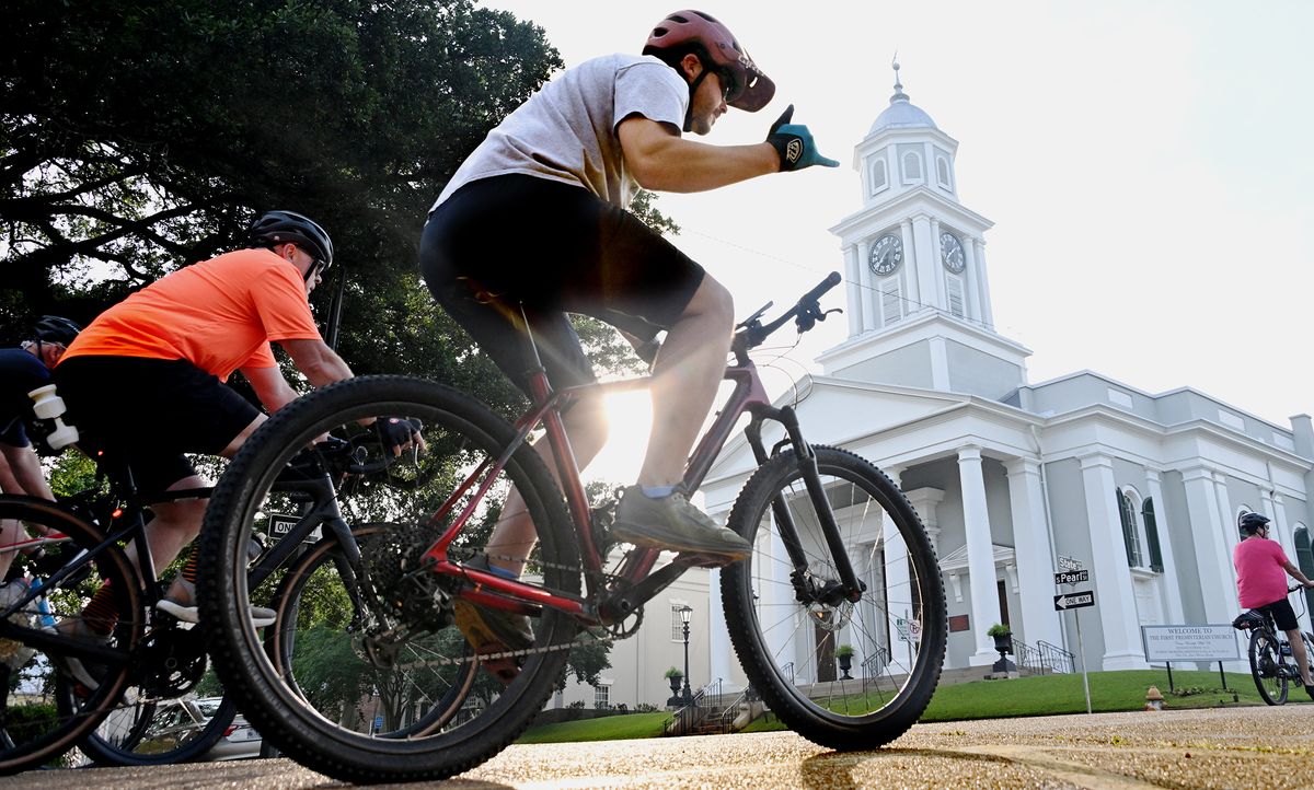 Natchez Bicycle Classic draws more than 120 cyclists to Natchez Trace routes in Mississippi