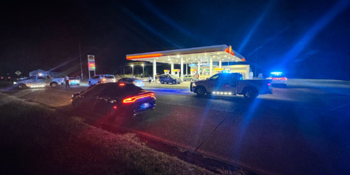 One man dead, one in custody after shooting inside Shell sta...