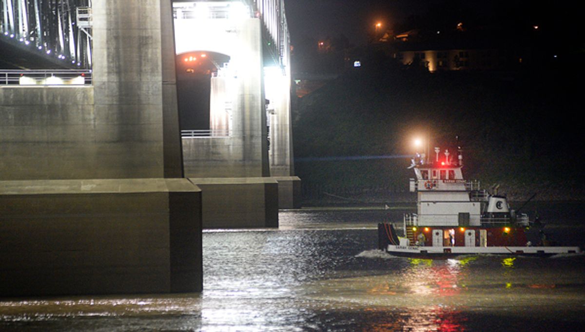 Sinking boat leaves 2 stranded in Mississippi River