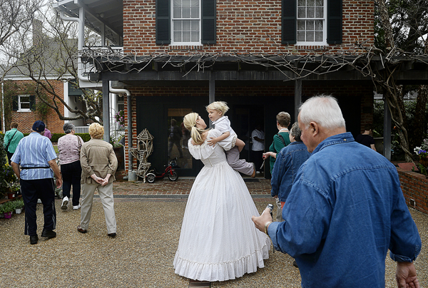 Sunday Focus: Tourists catch glimpses of living in pilgrimag