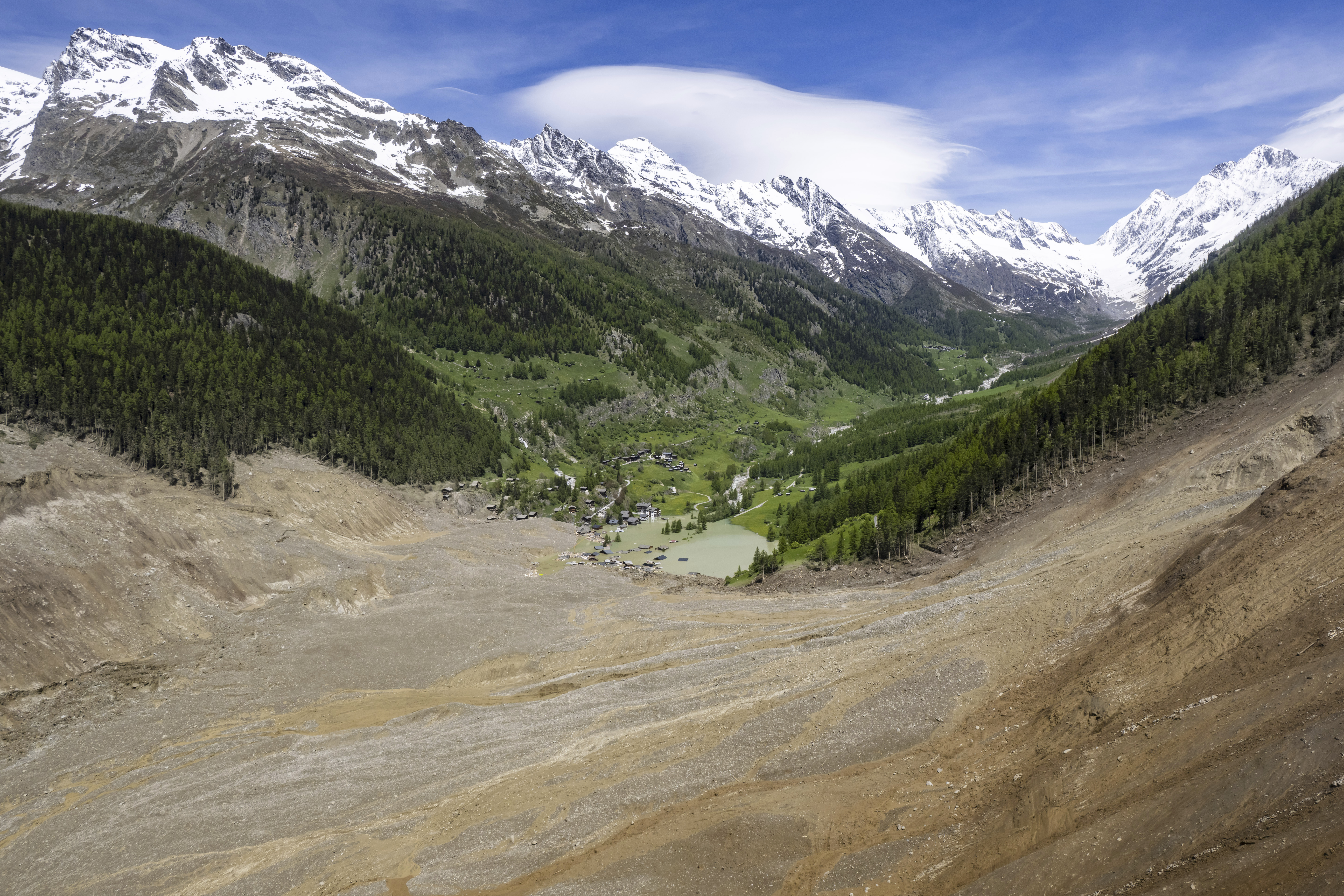 Man remains missing after a Swiss glacier collapsed and dest
