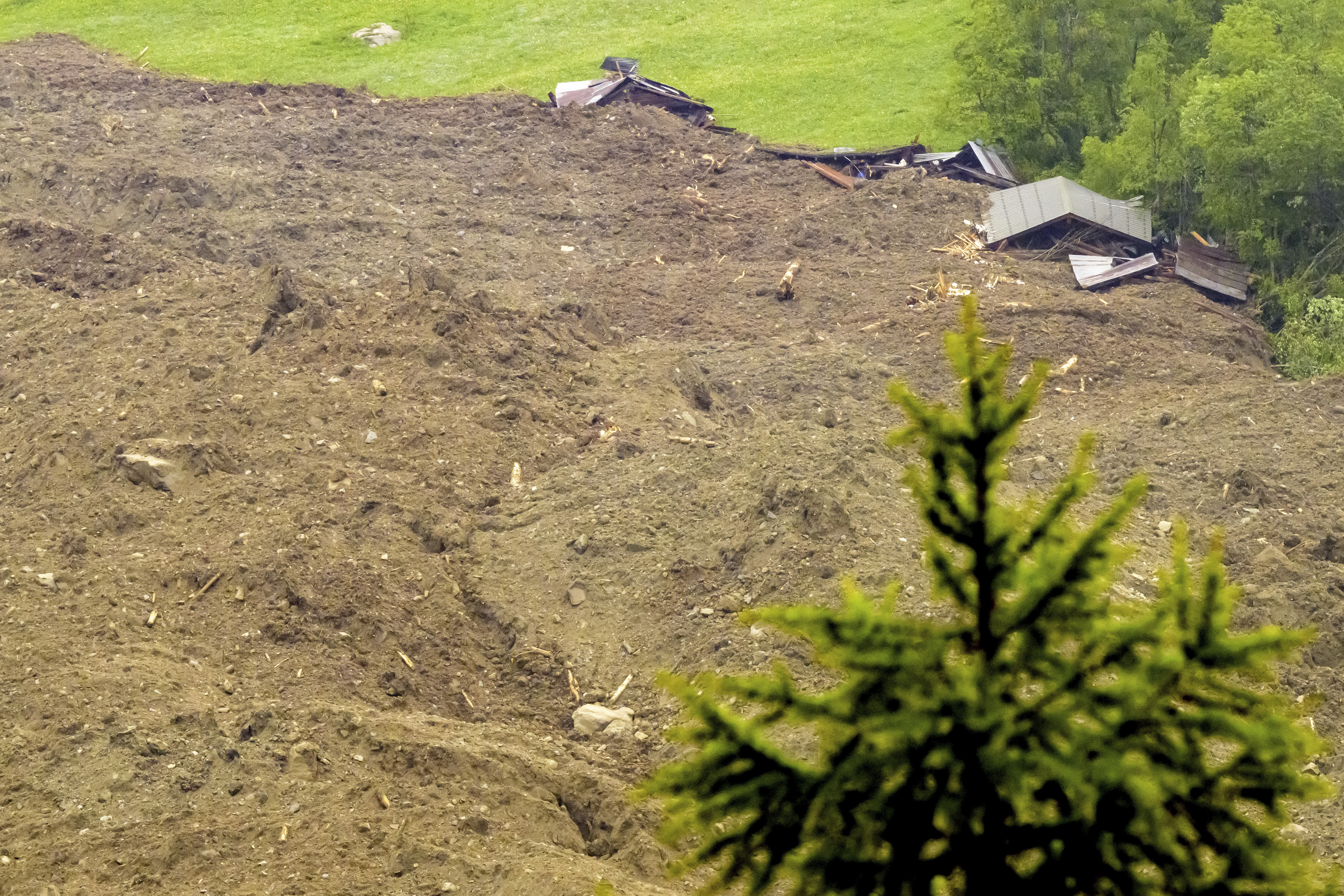 Rock slide hits Swiss Alpine village that authorities had ordered