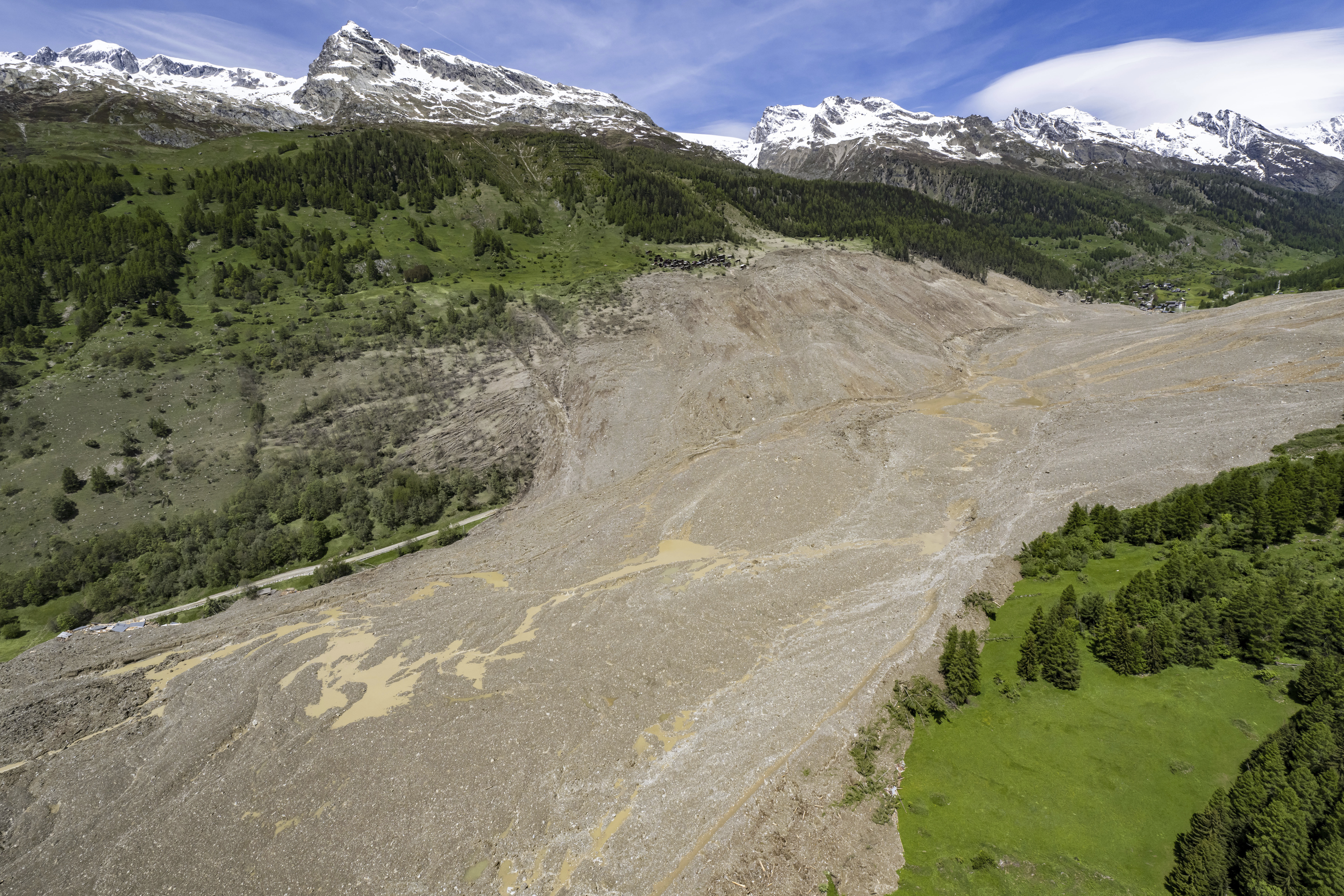 Man remains missing after a Swiss glacier collapsed and dest