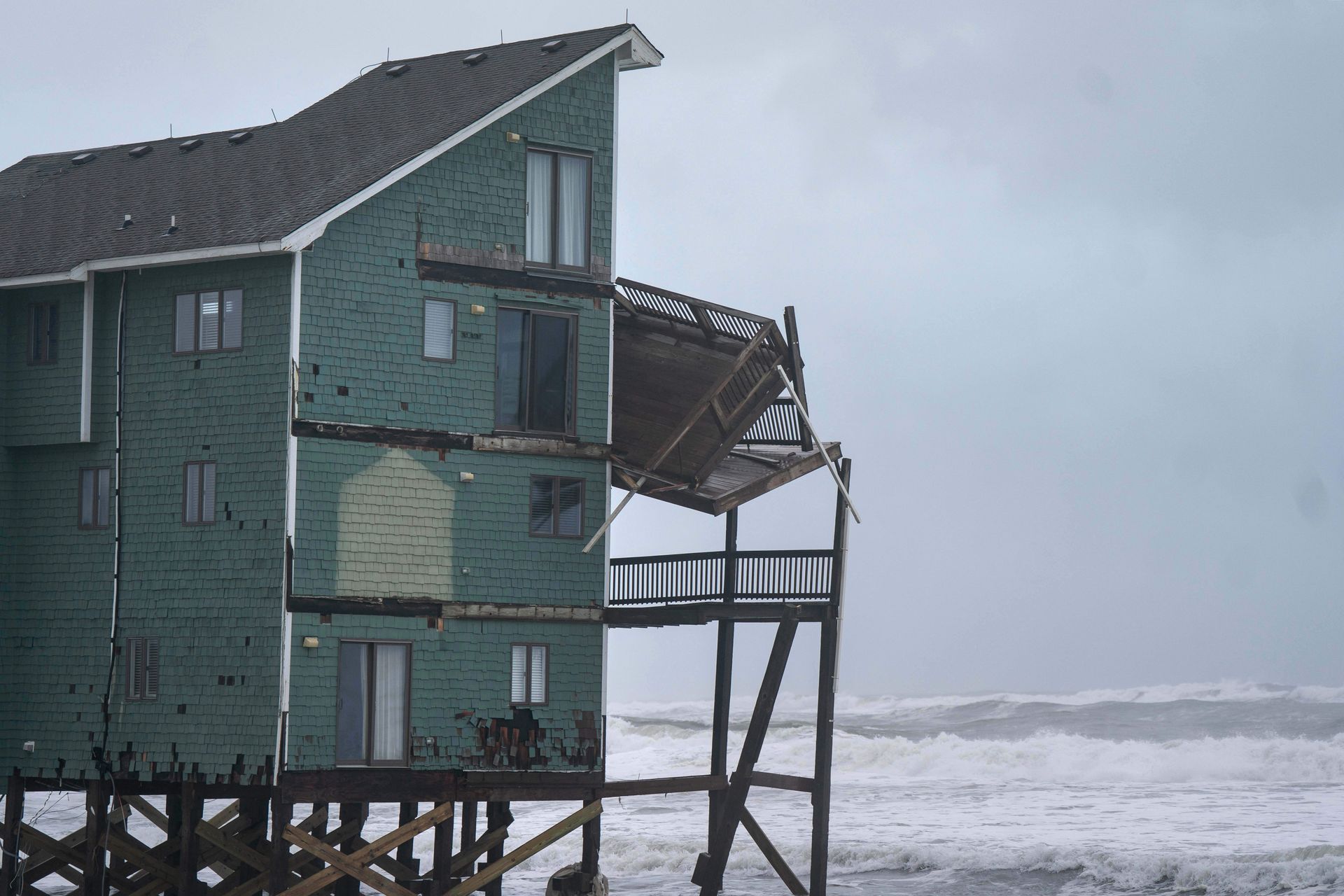 Alaska house drifts away