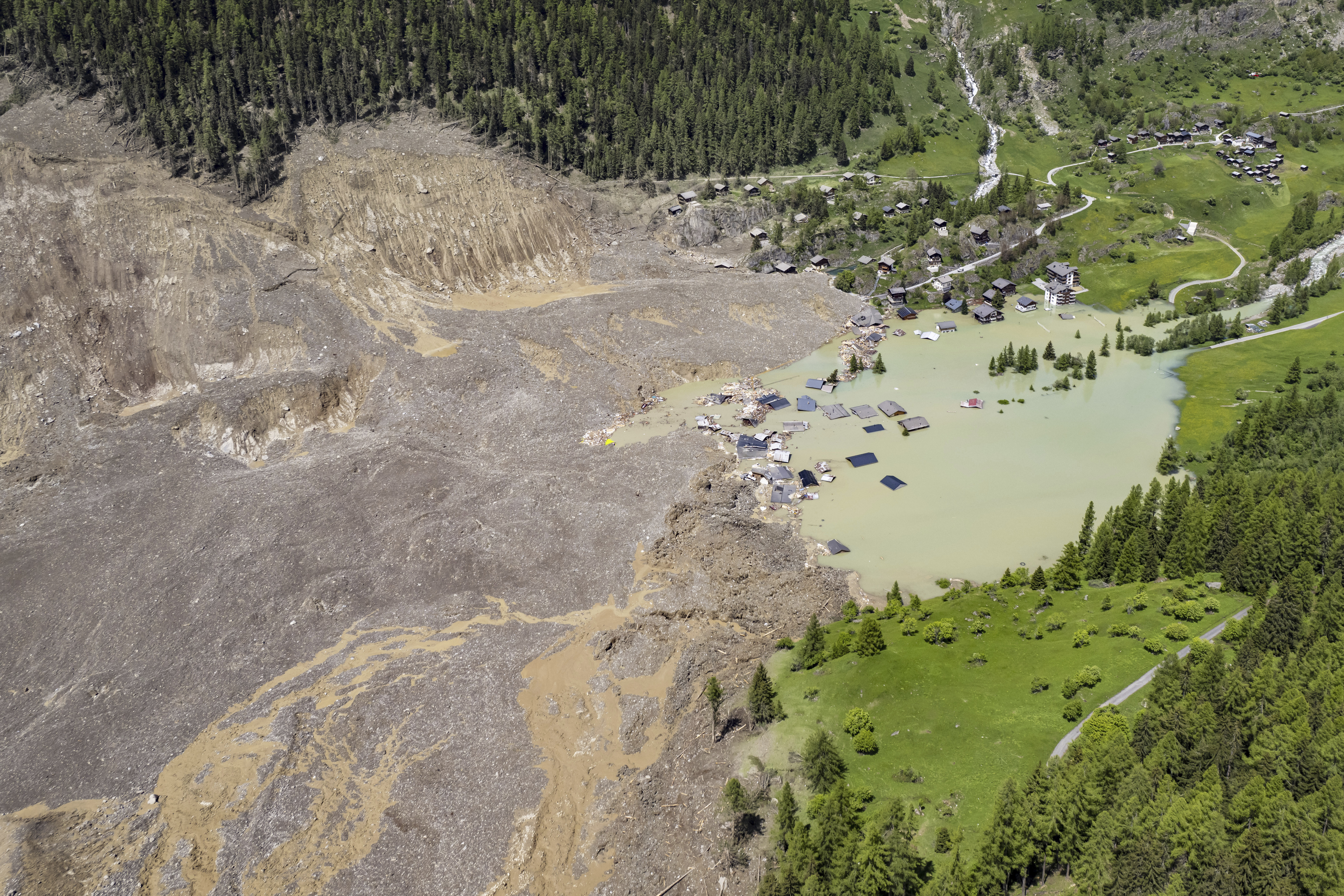 Man remains missing after a Swiss glacier collapsed and dest