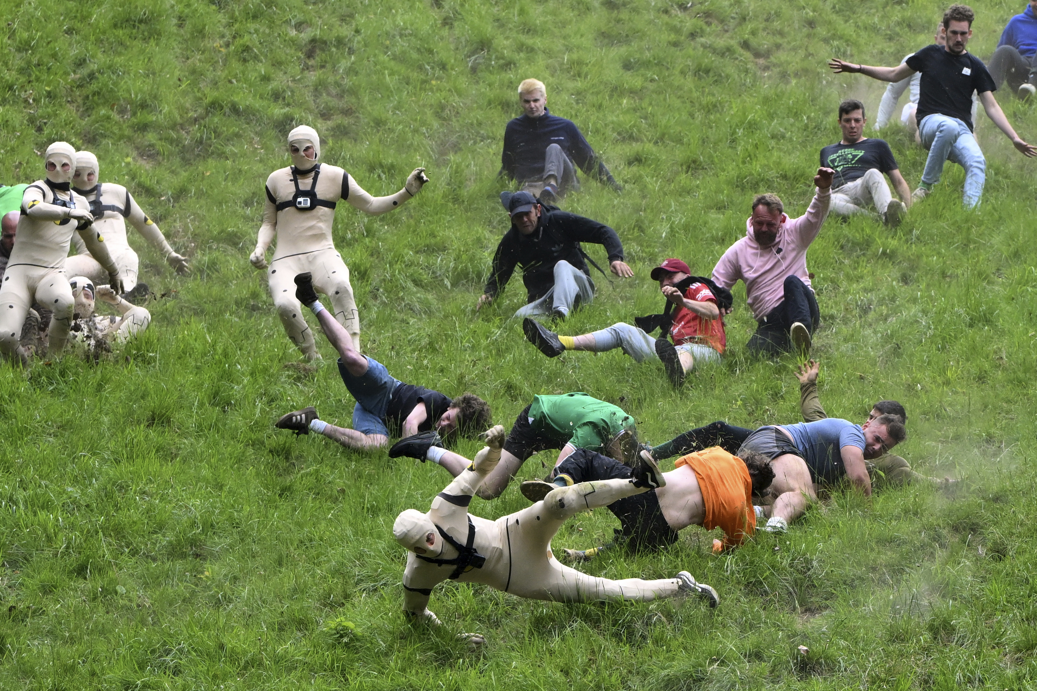 AP PHOTOS: Runners trip, stumble and roll their way to victo