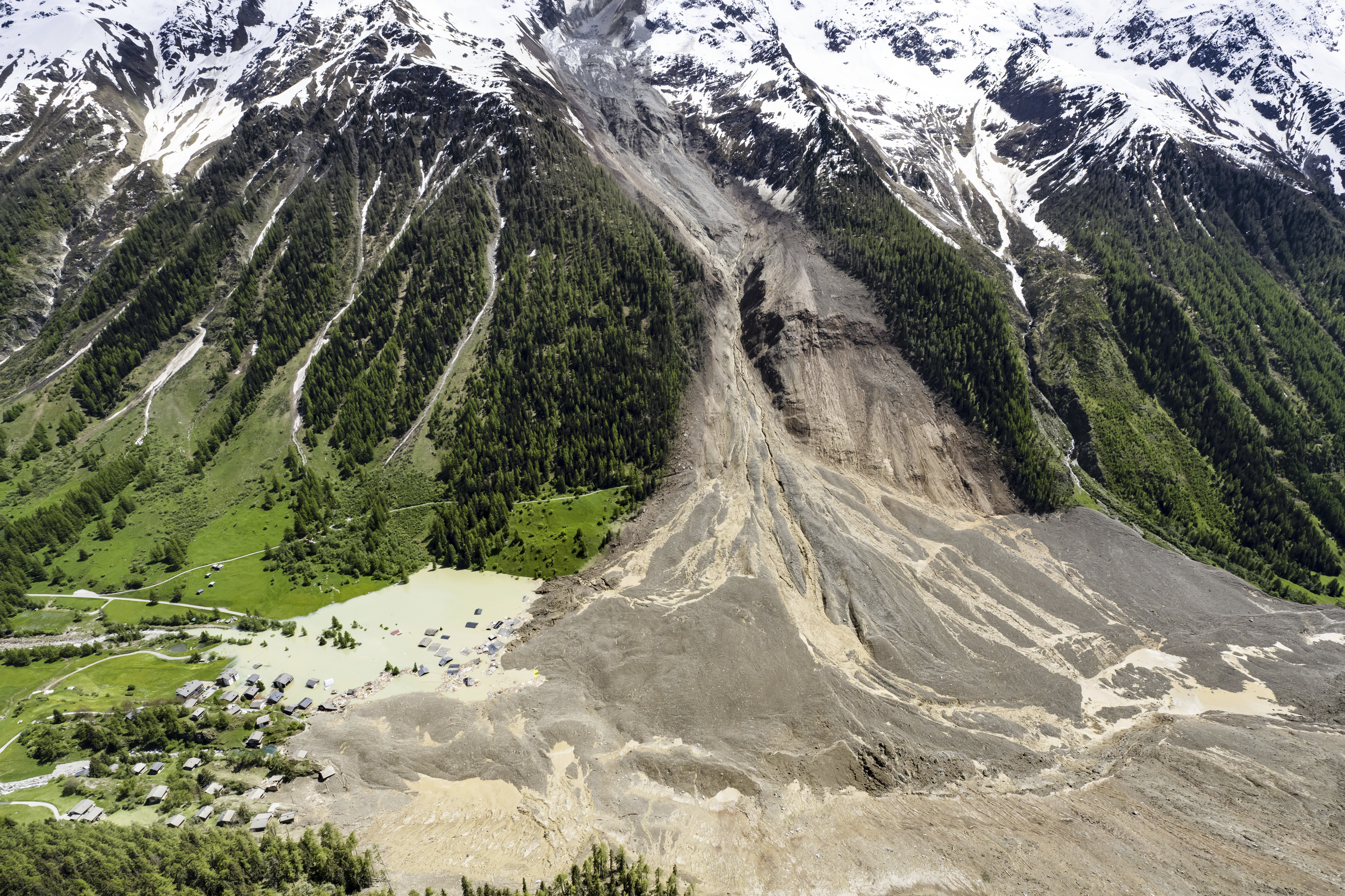 Man remains missing after a Swiss glacier collapsed and dest