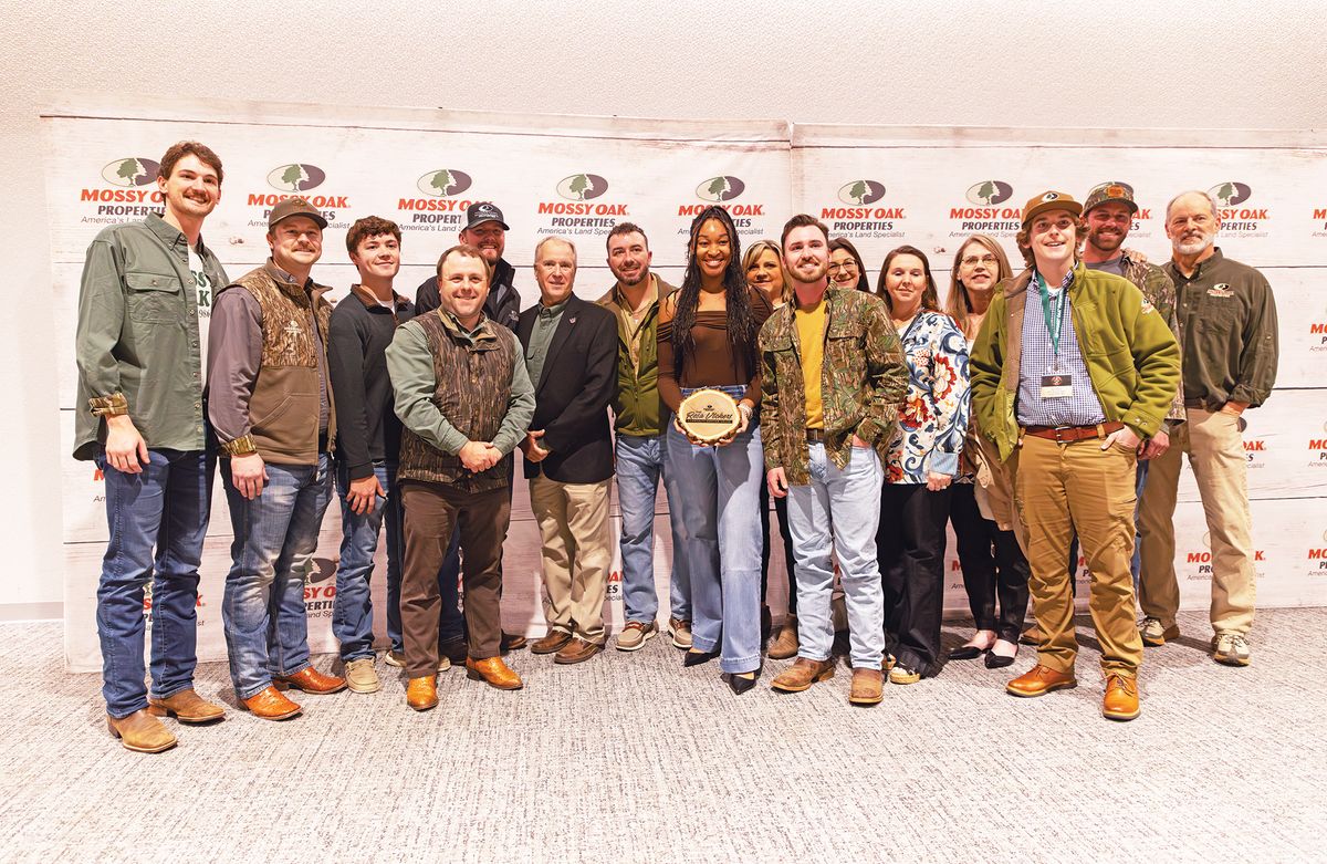 Mossy Oak Properties Mozark Realty honored with Resa Vickers Community Service Award