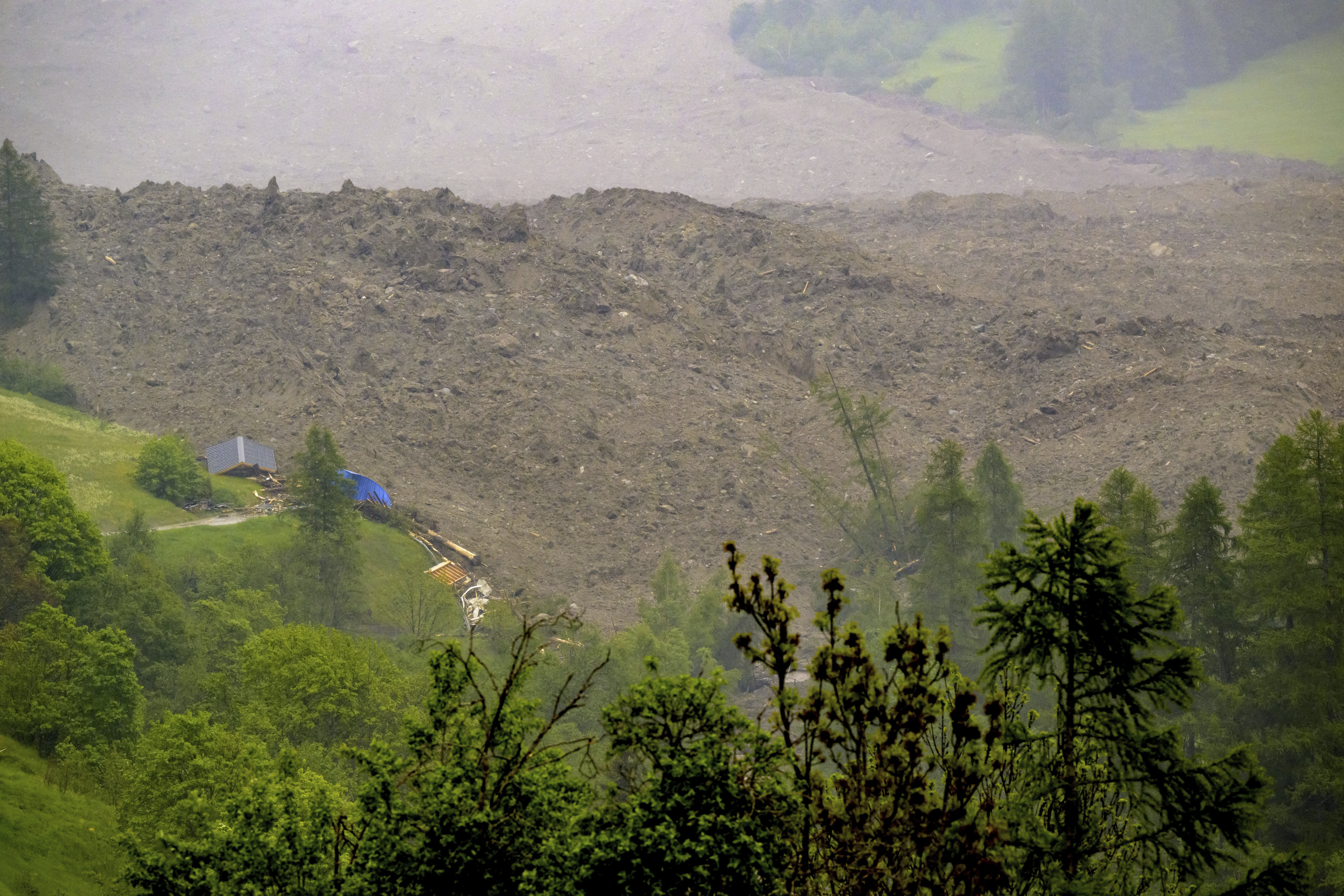 Man remains missing after a Swiss glacier collapsed and dest