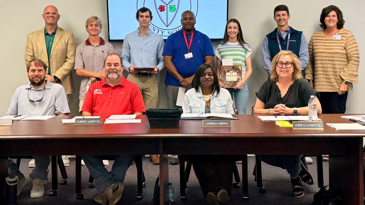 School board recognizes student achievements