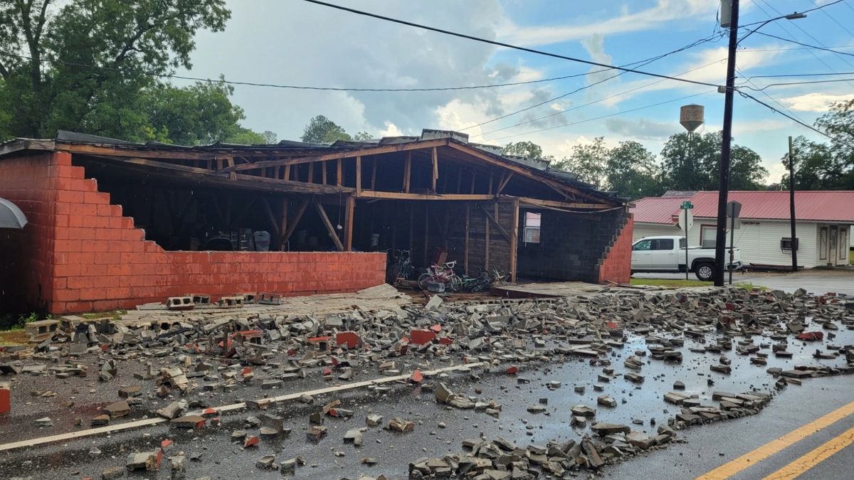 Rutledge building wall collapse blocks Highway 10