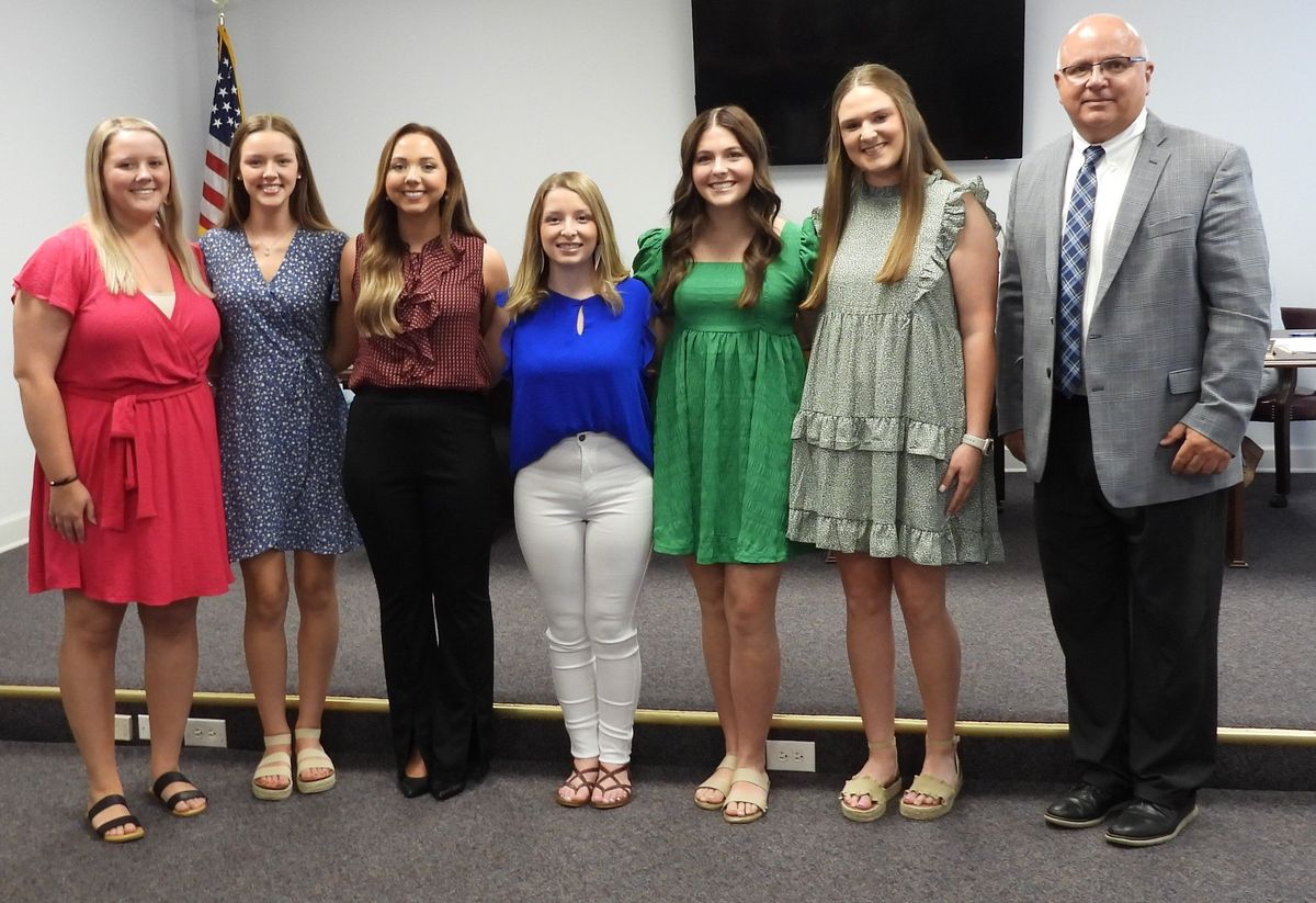 School board recognizes student achievements
