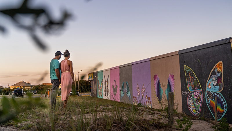 B*u様 WILDSWANS / CSS-WINGS wall Local artist creates new 'wings' for Kitty Hawk retail store