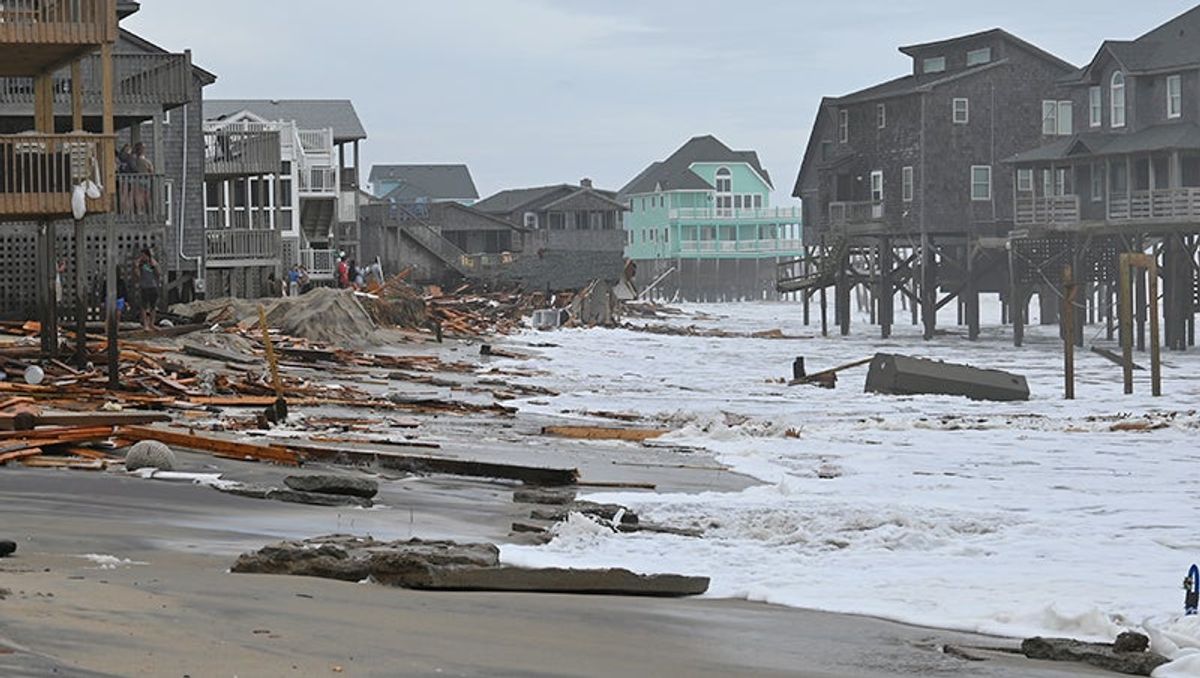 Collapse Sea 2025 in review: Houses collapse into the ocean
