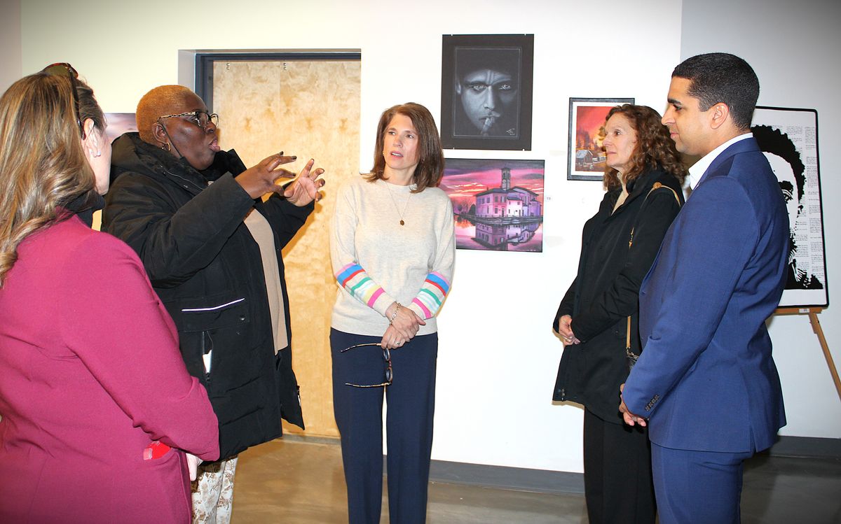 NC first lady visits inmate art show here