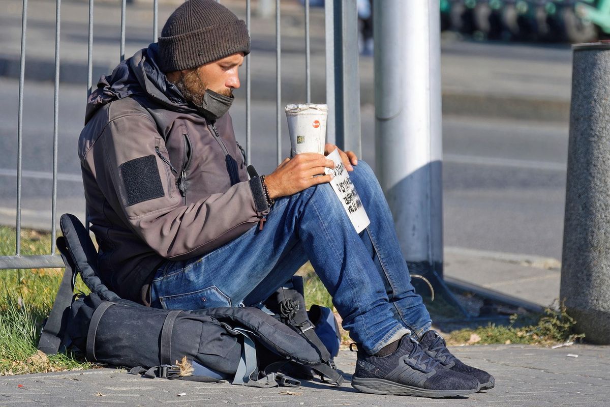 Don’t give cash to street panhandlers