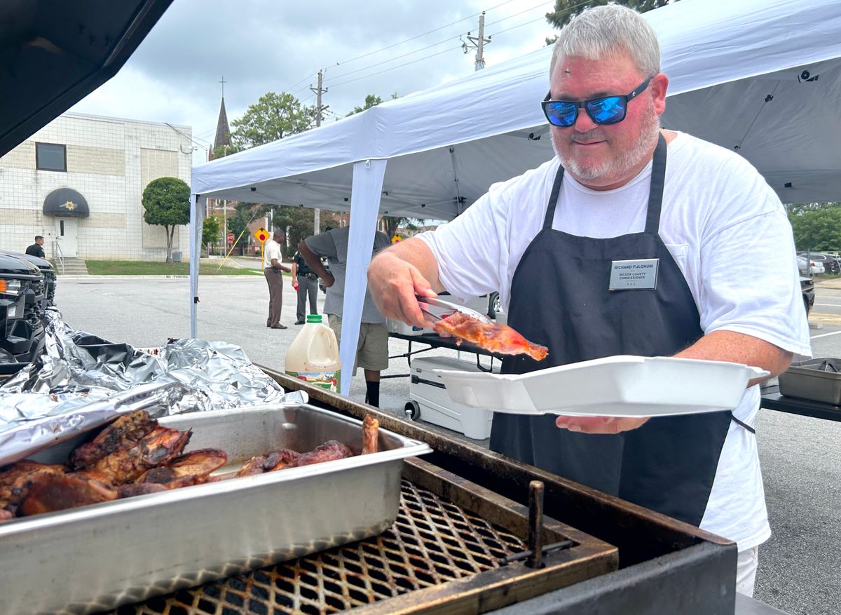 Retired deputy thanks first responders by preparing meal
