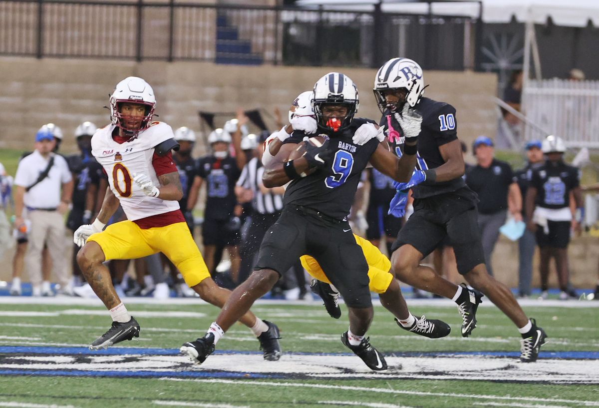 Shaw slips past Bulldogs in 4th quarter, 23-13