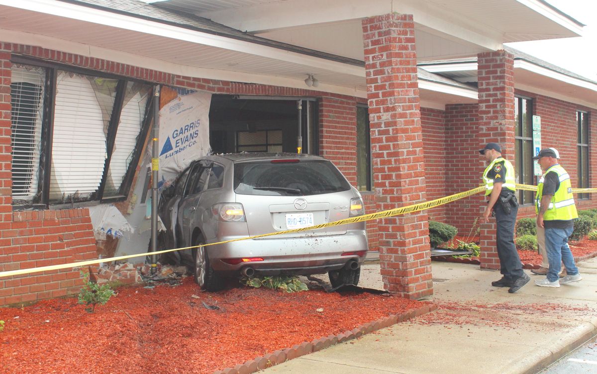 Car crashes into Stevens Funeral Home in 4-vehicle wreck