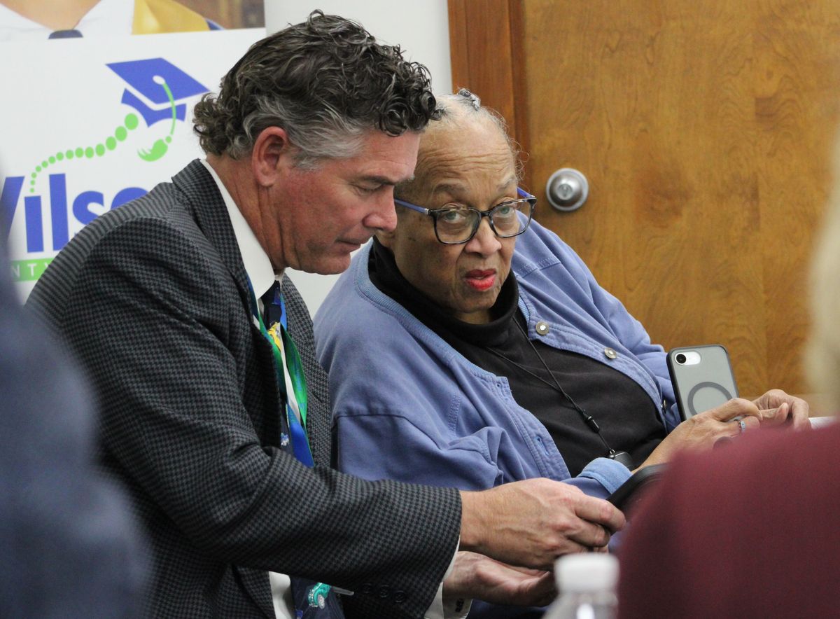 Board of education approves mobile unit contract