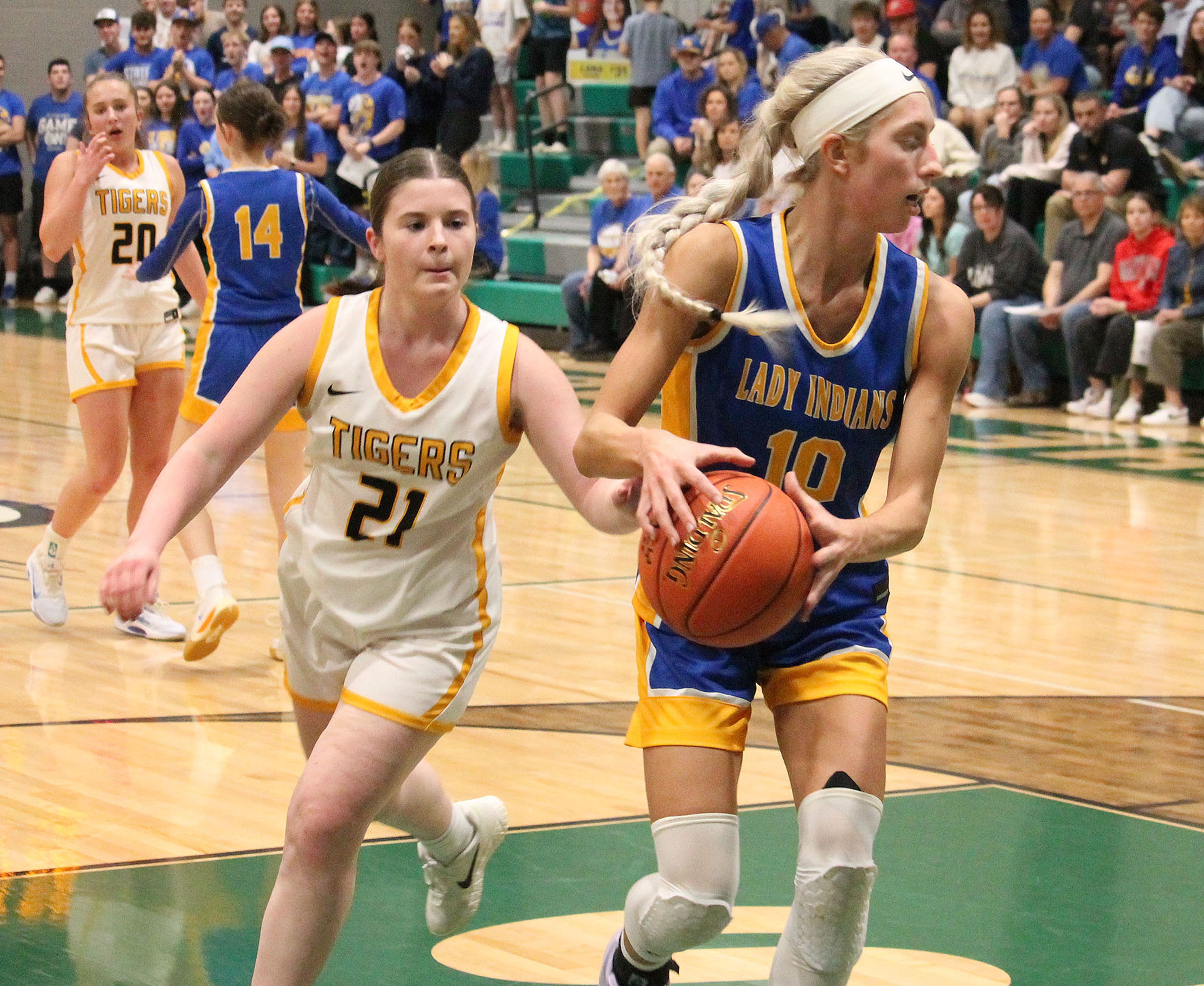 St. Vincent handcuffs AV offense in state quarters