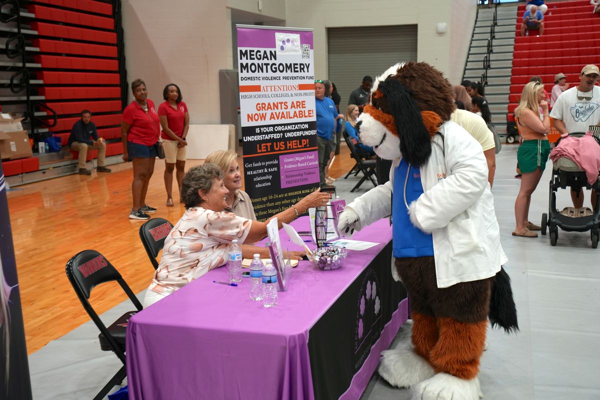 Residents learn about local medical services at 9th Alabaste...