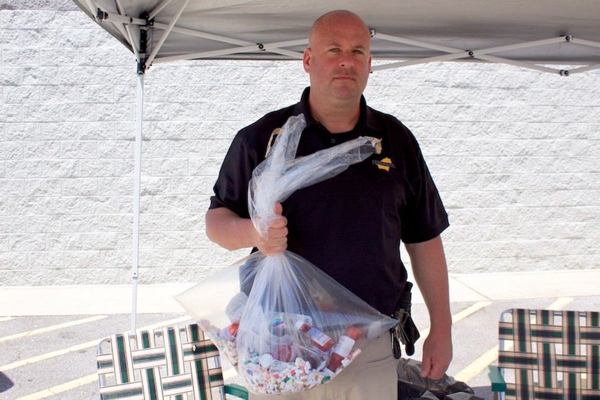 Shelby County Drug Enforcement Task Force holds Drug Take Ba...