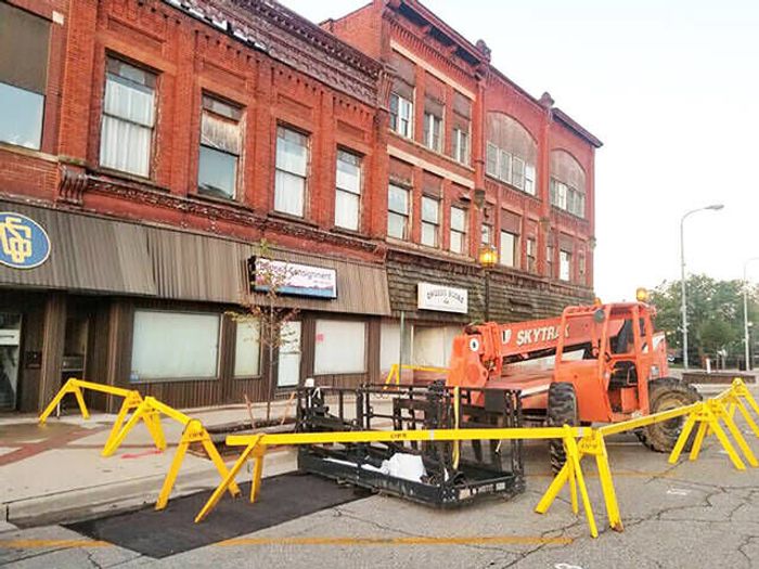 Demolition on partially-collapsed Exchange Street building c...