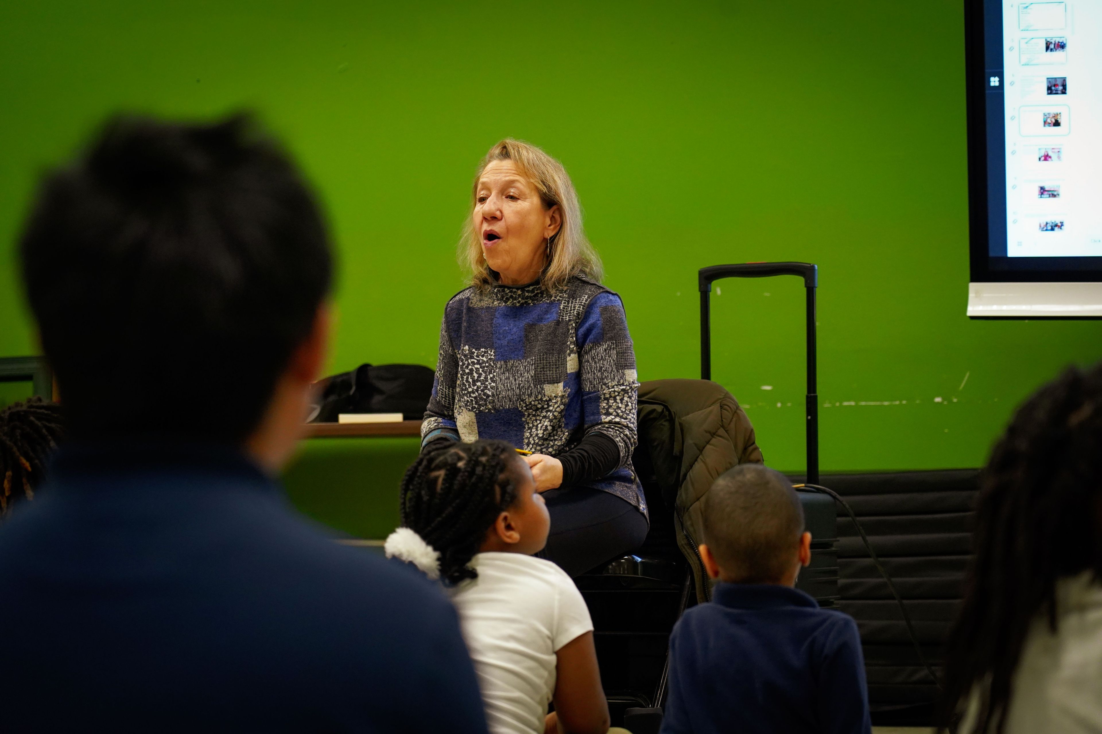 Amy Lowe facilitates a group musical exercise through Ravinia’s Reach Teach Play initiative.