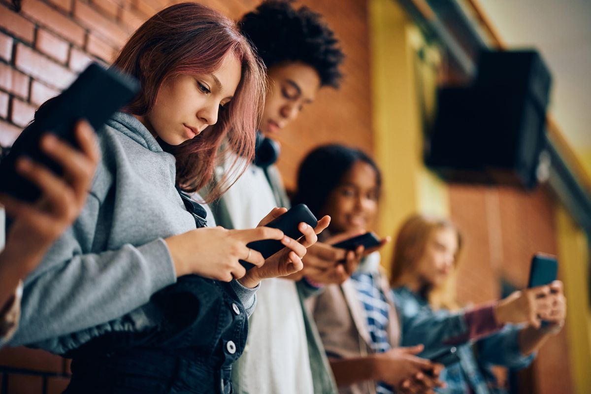 Illinois passes school cellphone ban: What you need to know