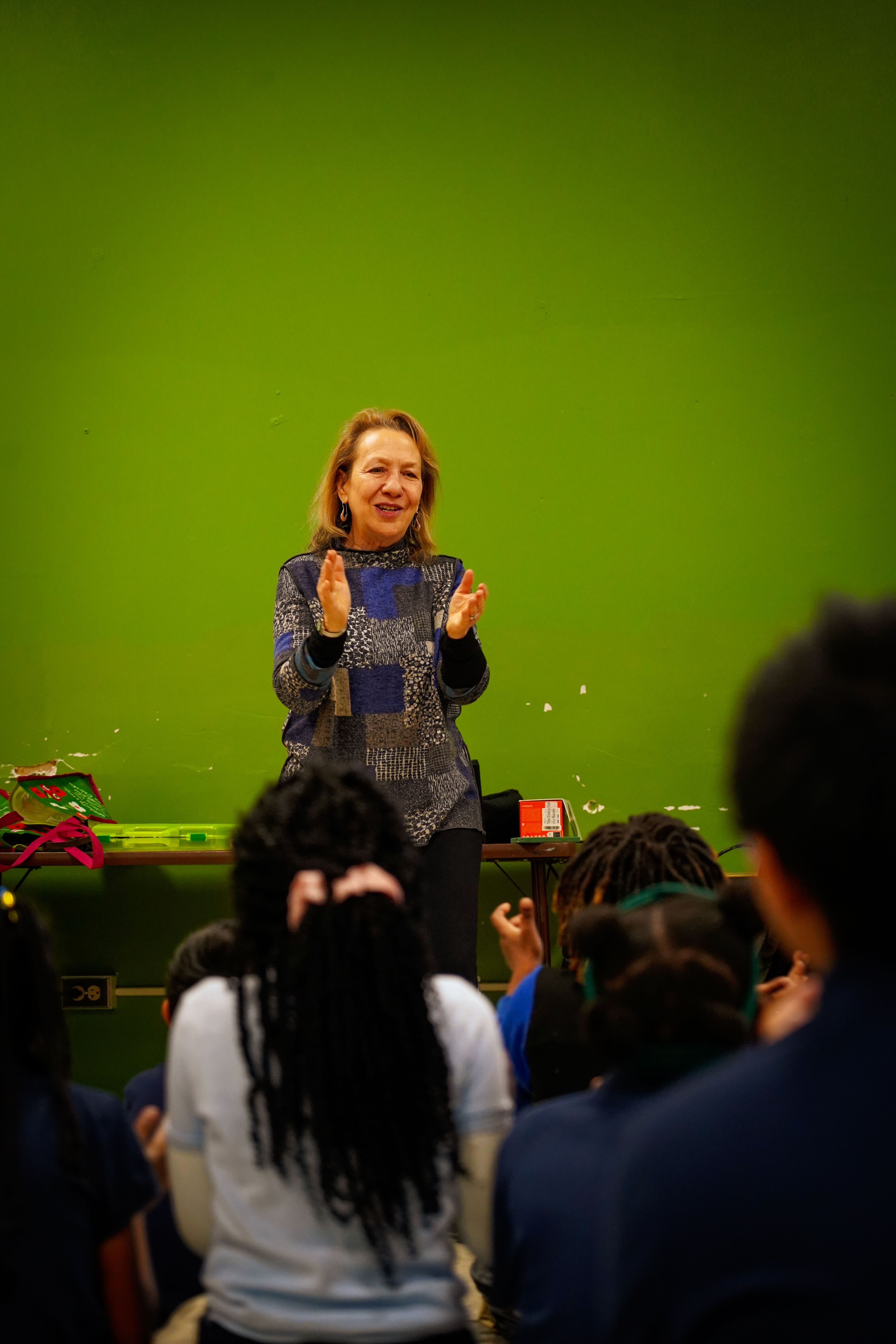 Amy Lowe leads students in a musical exercise as part of Ravinia’s Reach Teach Play program.
