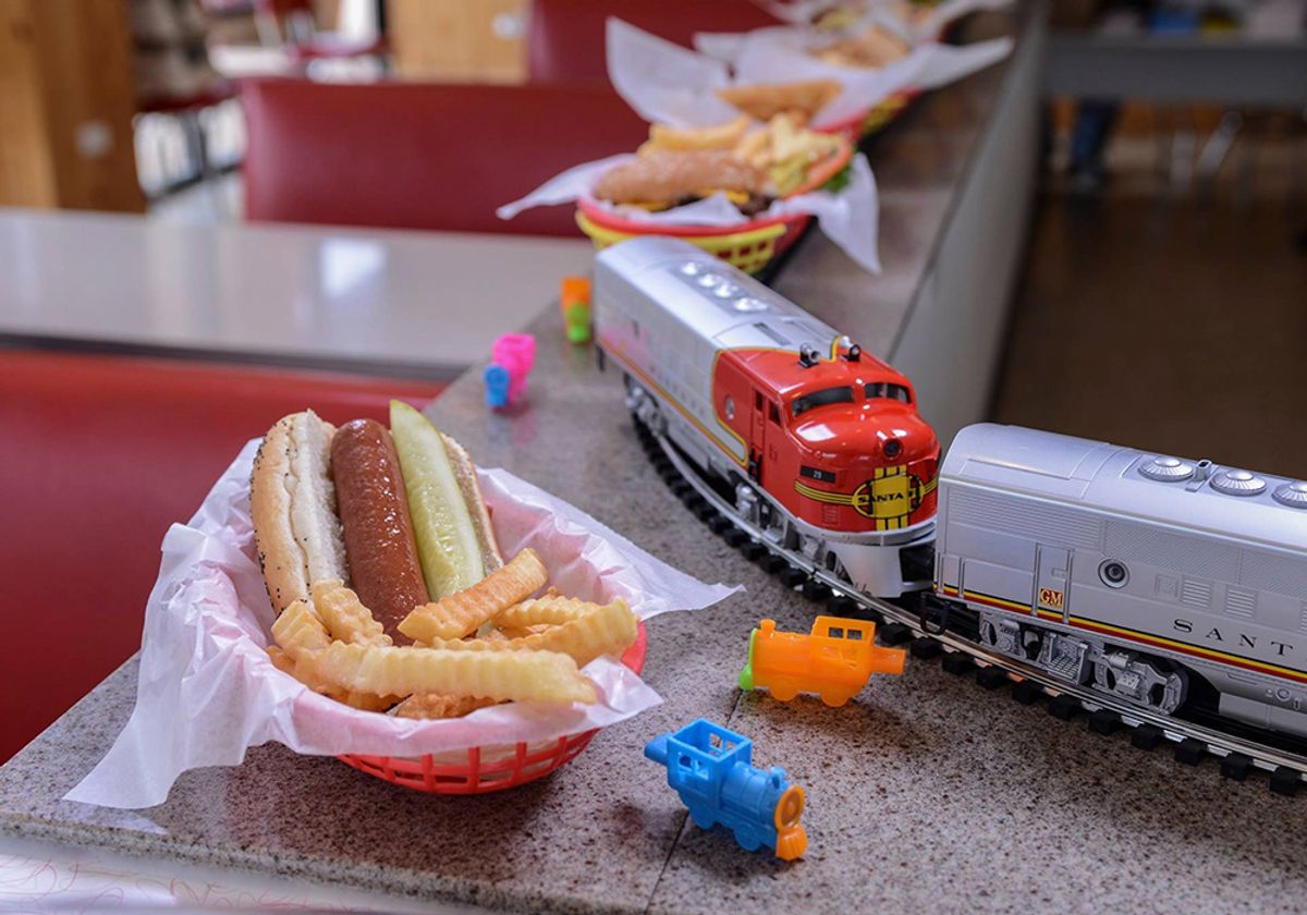 Why families love these Chicagoland train-themed restaurants...