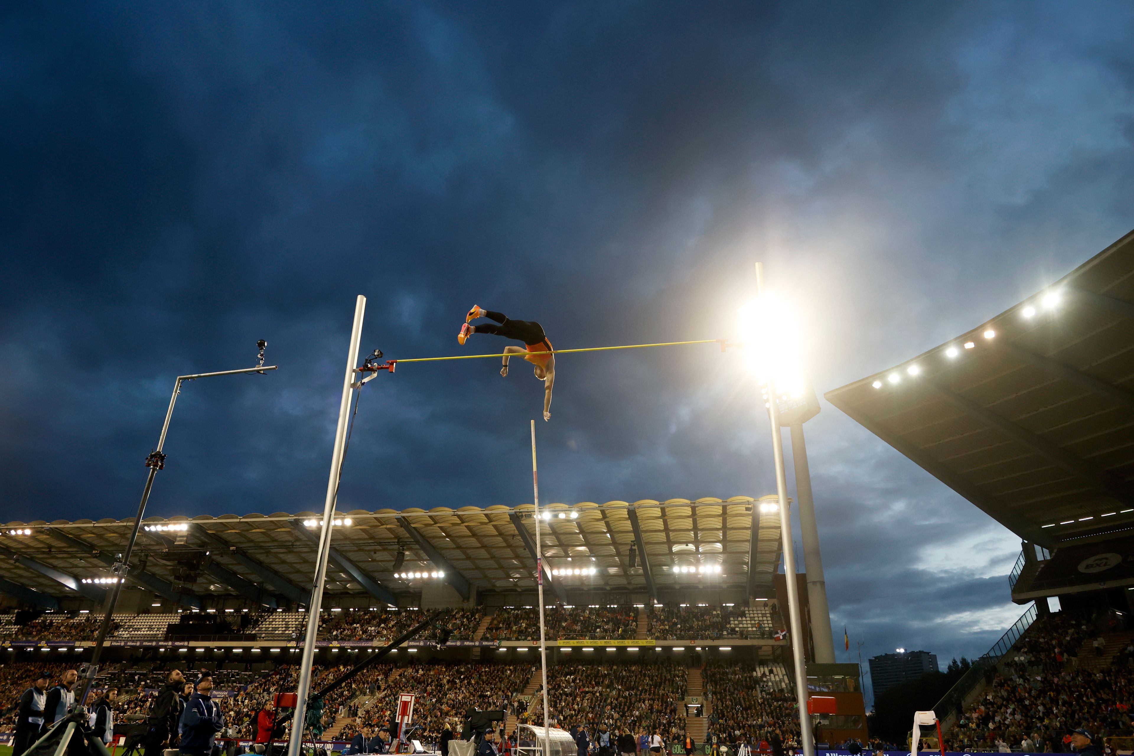 CORRECTS ATHLETE ID - Ben Broeders, of Belgium, makes an attempt in the men's pole vault during the Diamond League final 2024 athletics meet in Brussels, Friday, Sept. 13, 2024. (AP Photo/Omar Havana)