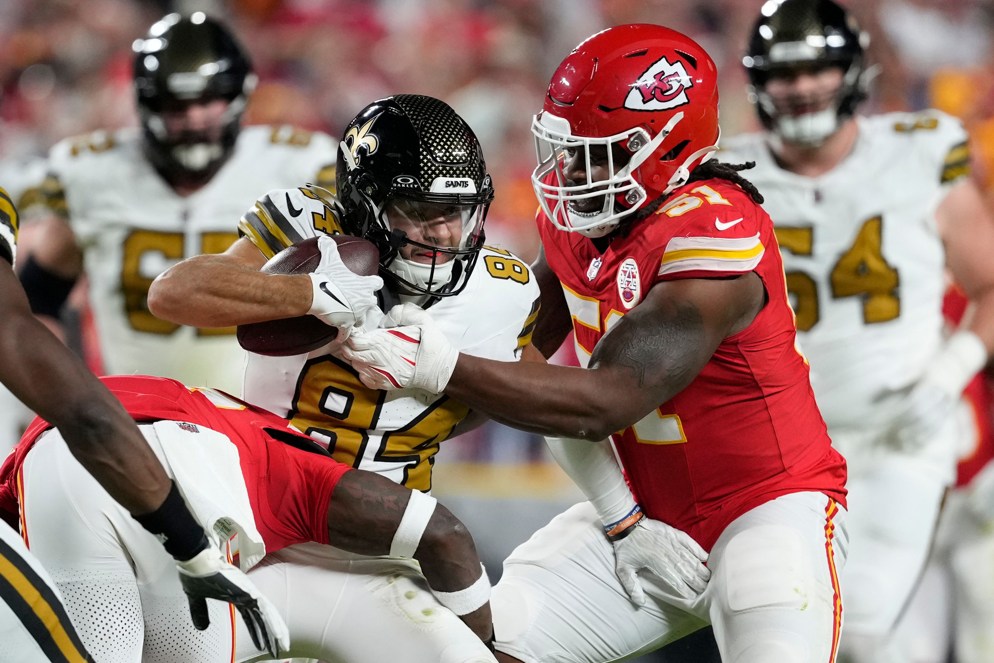 Patrick Mahomes throws for 331 yards as Chiefs shut down Saints on MNF