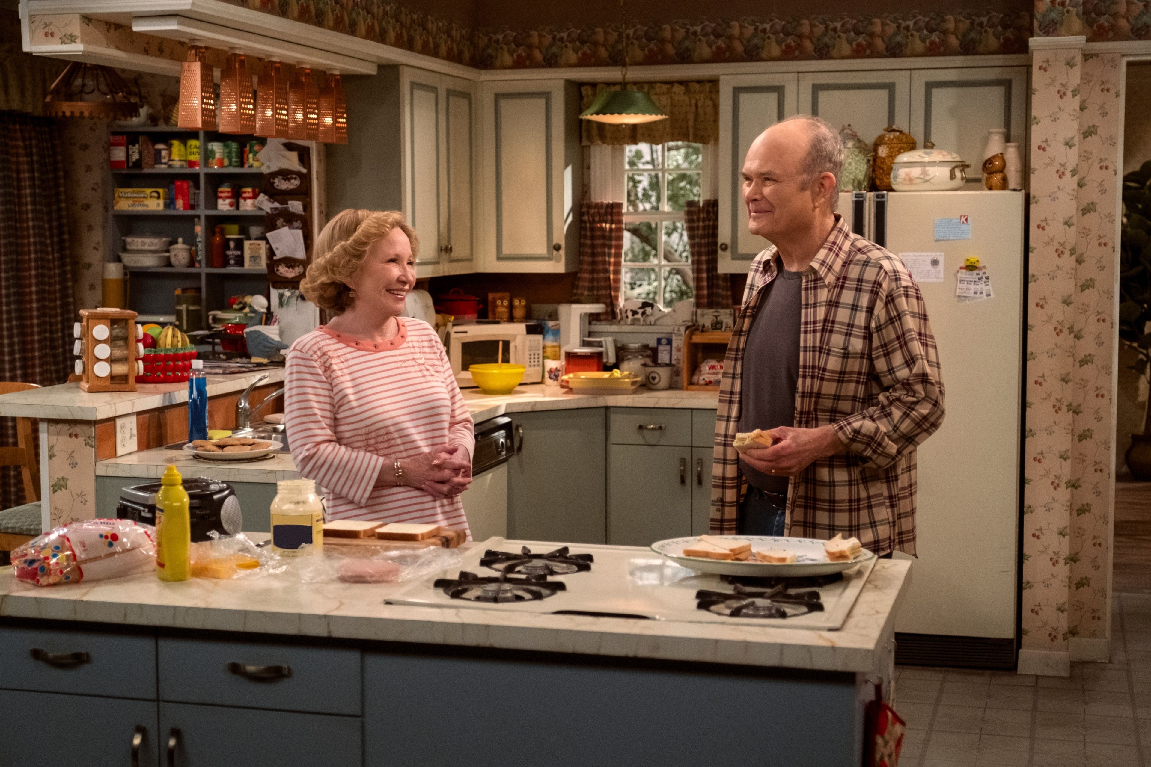 That ‘90s Show. (L to R) Debra Jo Rupp as Kitty Forman, Kurtwood Smith as Red Forman in episode 101 of That ‘90s Show. Cr. Patrick Wymore/Netflix © 2022