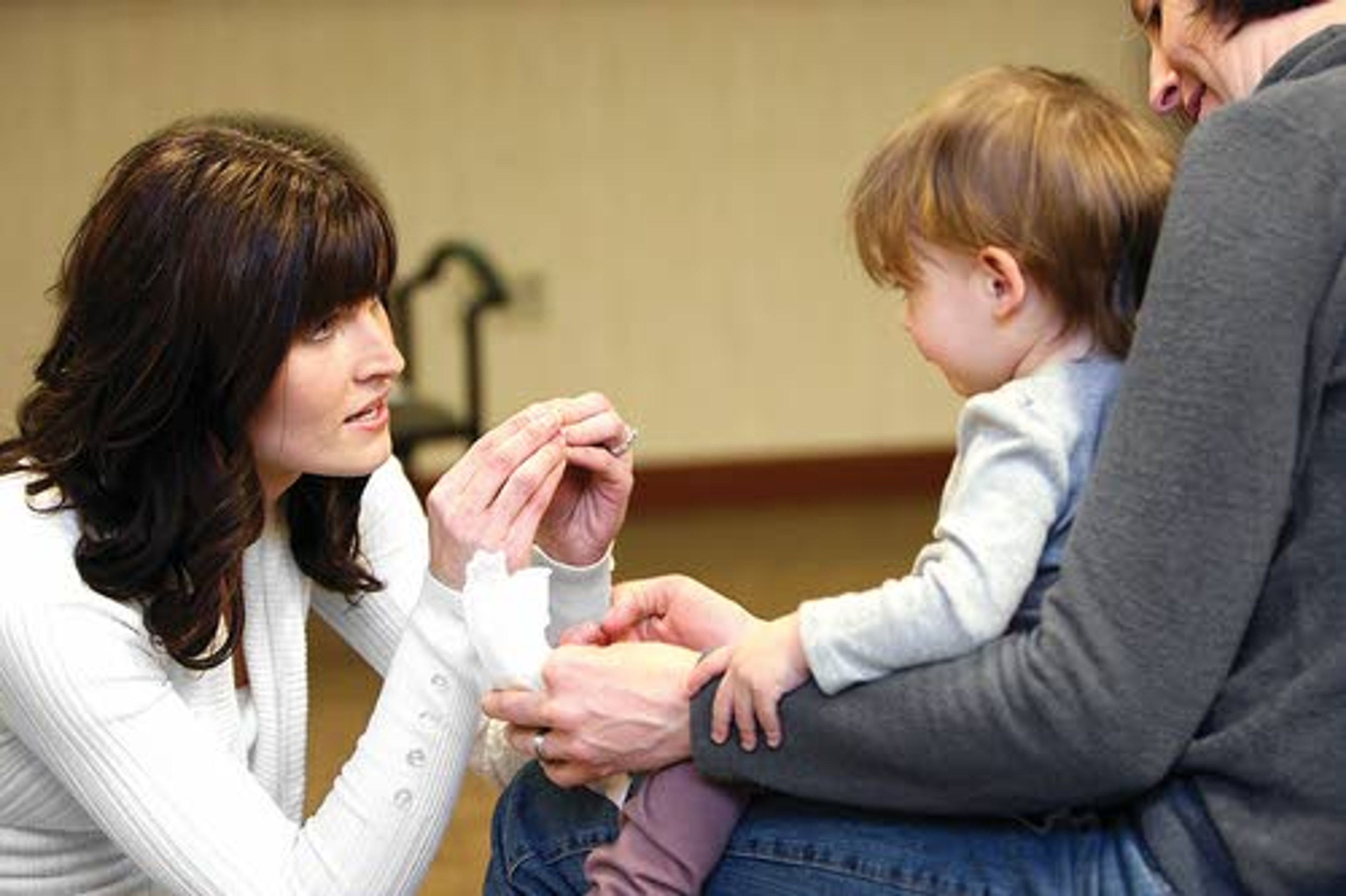 Babies and toddlers learn to use sign language