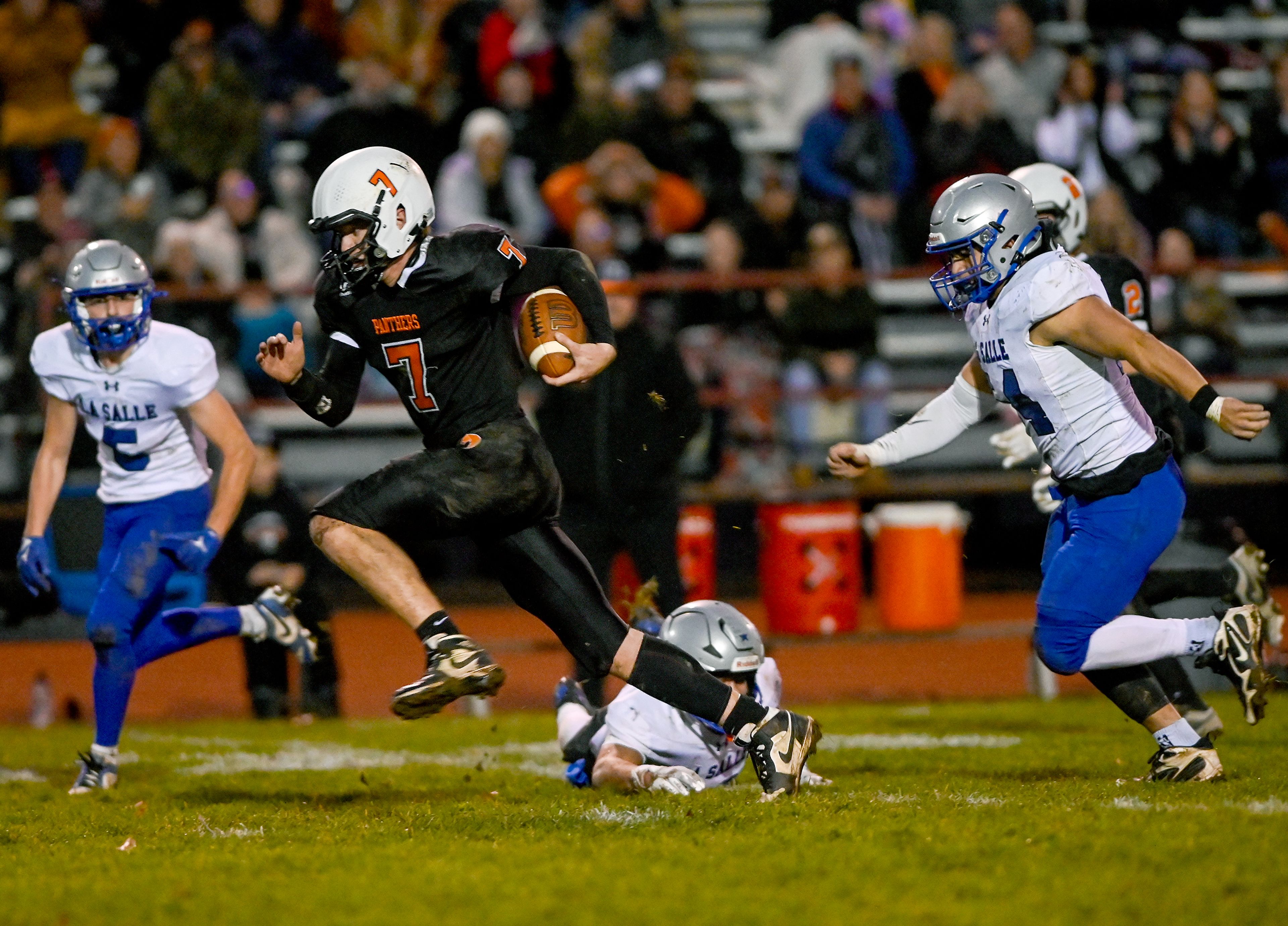 Asotin’s Cody Ells outruns La Salle defense for a touchdown Saturday during a Washington 2B state tournament game in Clarkston.