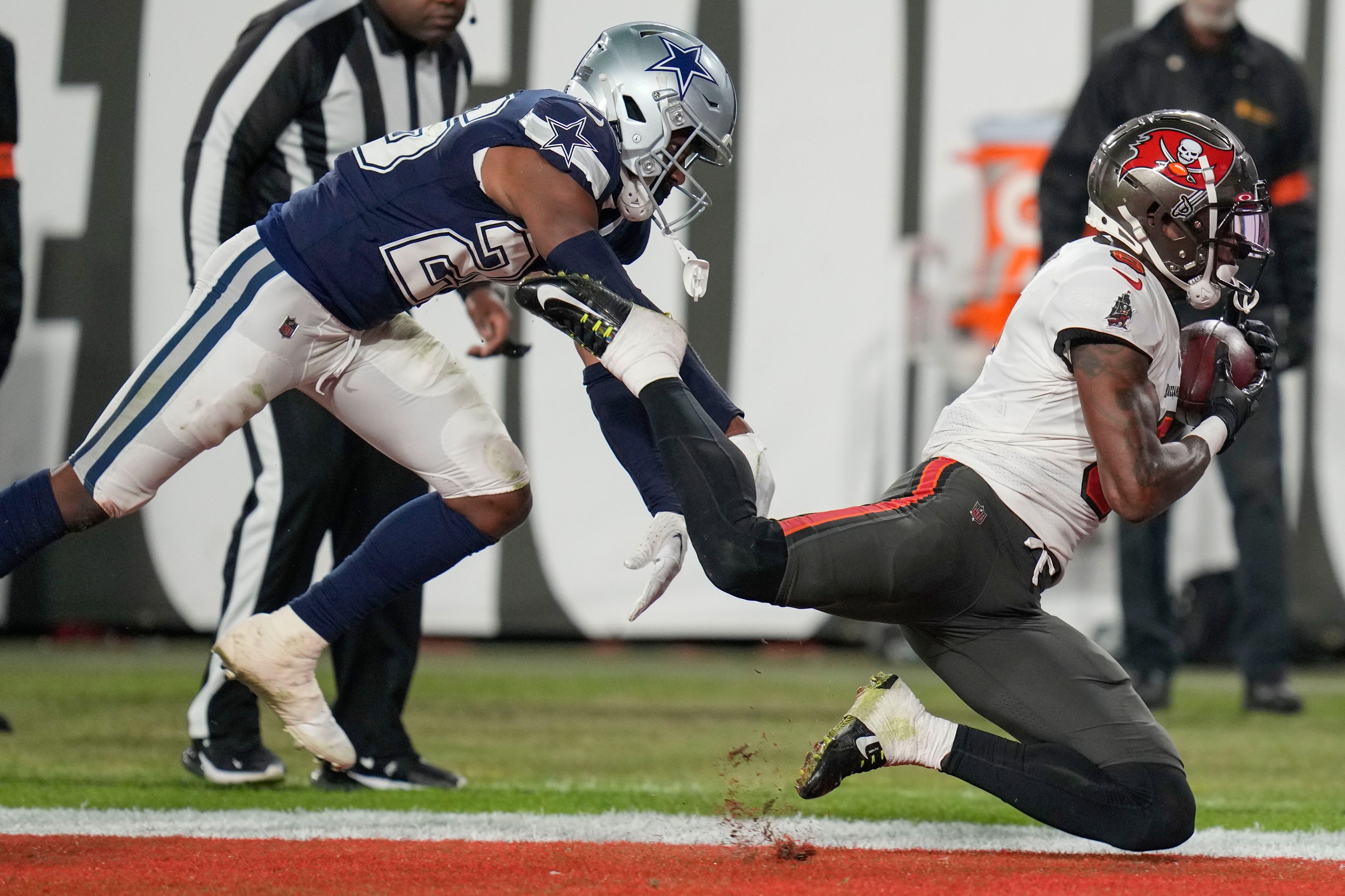 Tampa Bay Buccaneers wide receiver Julio Jones (6) makes the touchdown catch against Dallas Cowboys cornerback DaRon Bland (26) during the second half of an NFL wild-card football game, Monday, Jan. 16, 2023, in Tampa, Fla. (AP Photo/John Raoux)