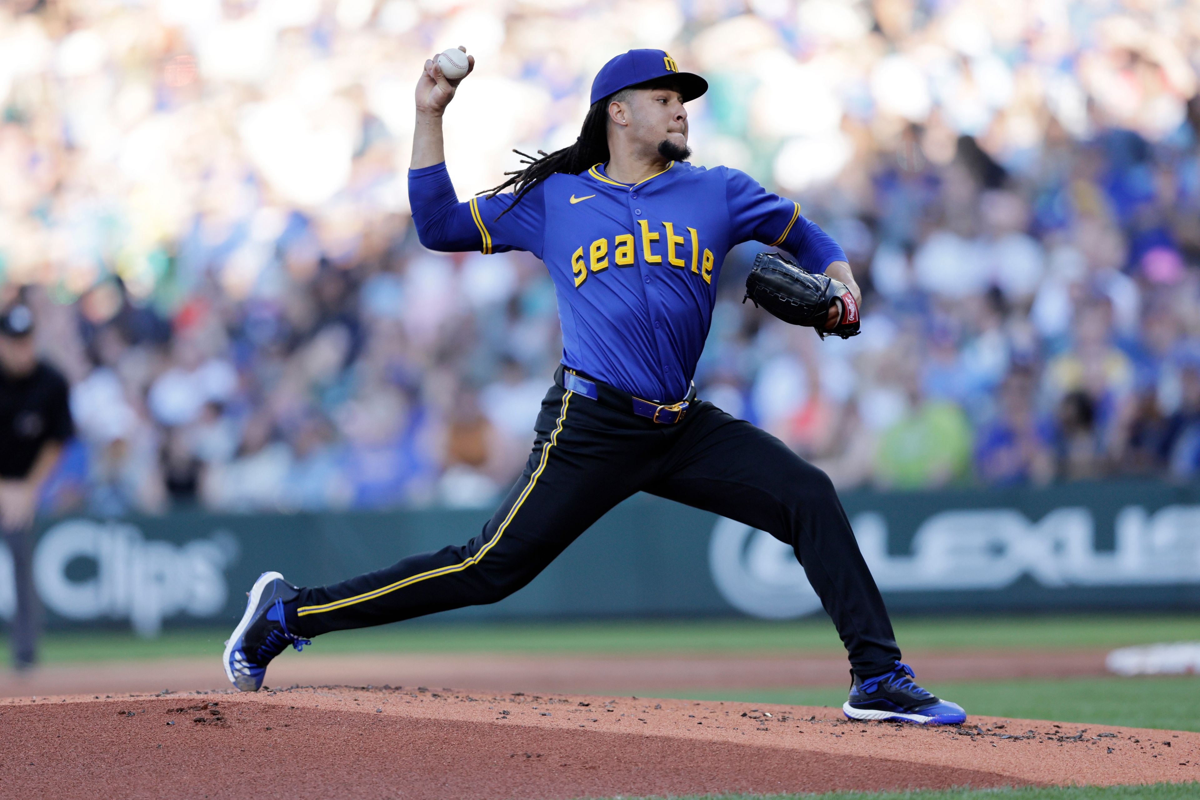 Seattle Mariners starting pitcher Luis Castillo throws to a Toronto Blue Jays batter during the second inning in a baseball game, Friday, July 5, 2024, in Seattle. (AP Photo/John Froschauer)