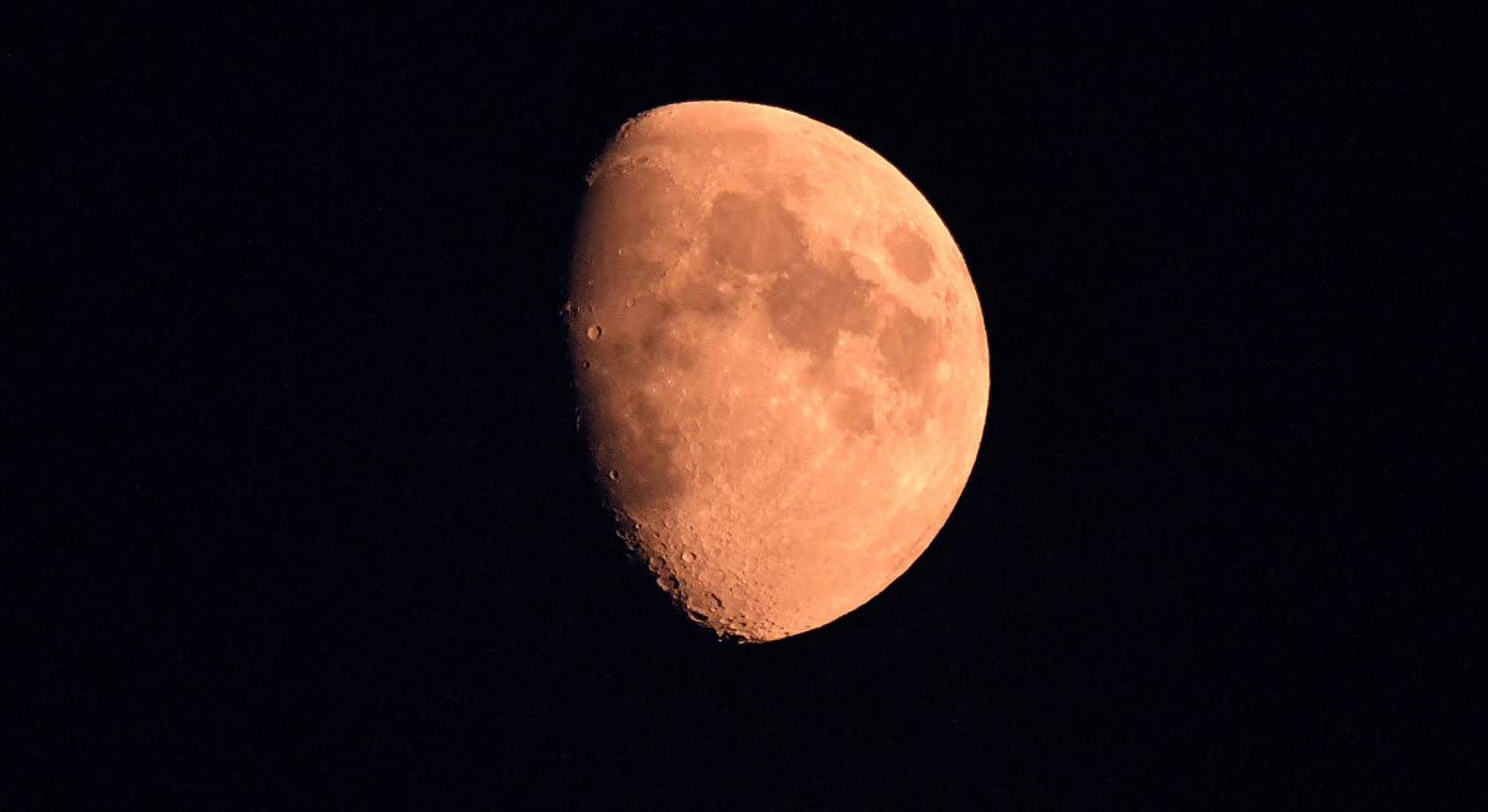 Feature photo Smoky moon