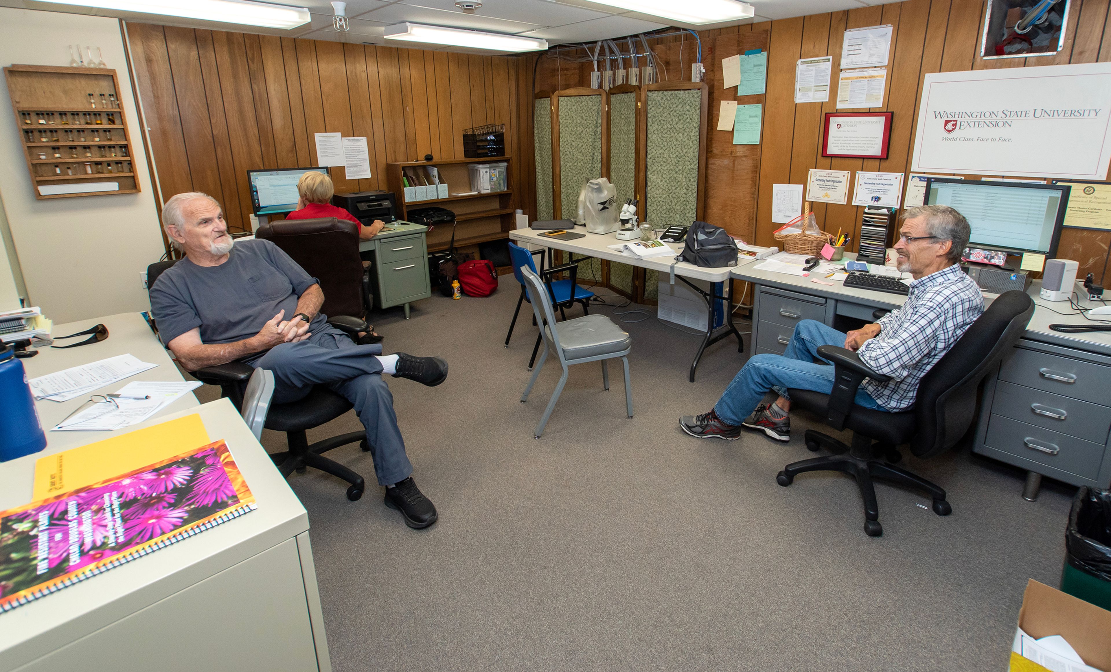 Asotin County Master Gardeners Tom Van Horn, left, and Bob Biegert talk during a clinic in the basement of the Asotin County Courthouse September 13.