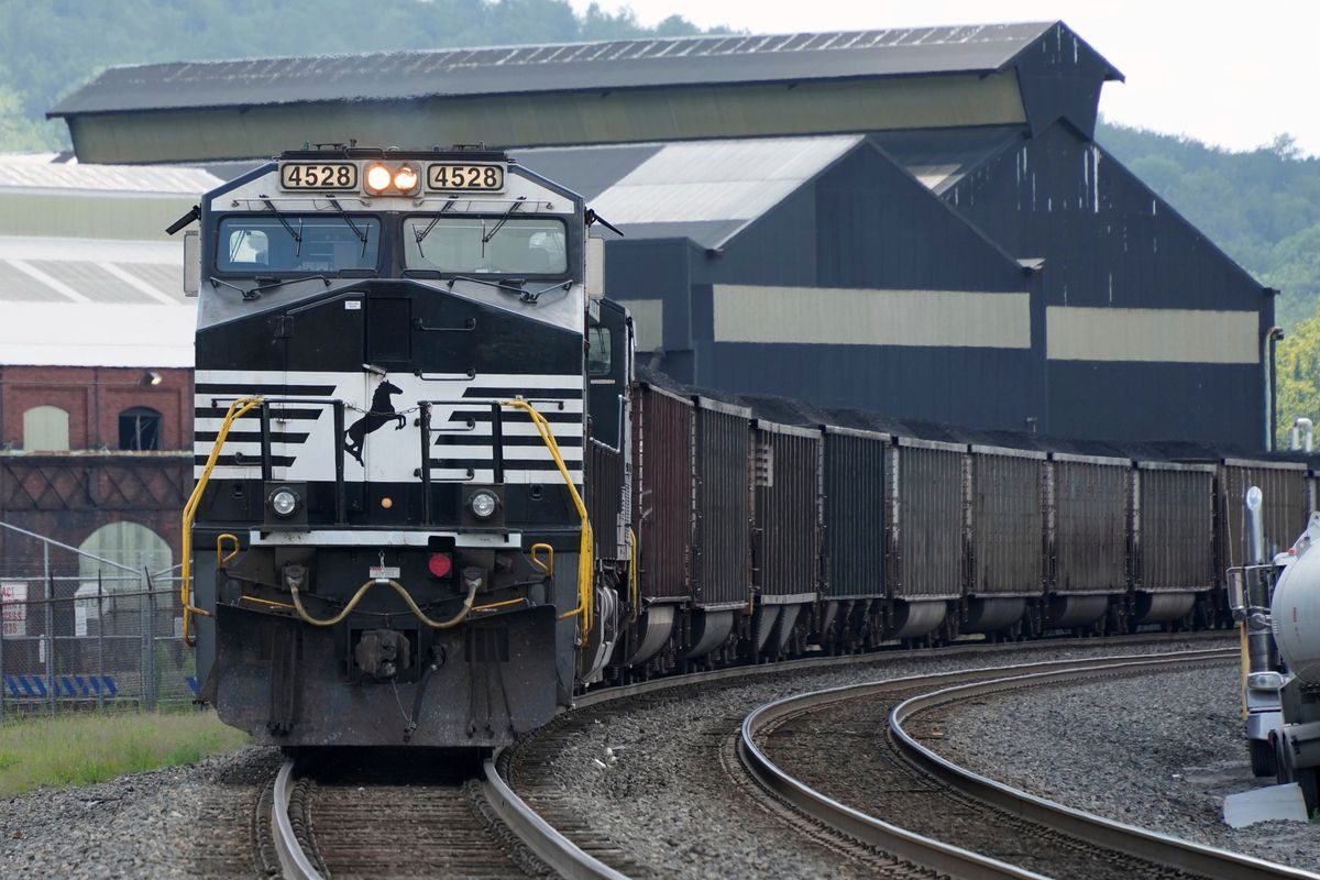 Union Pacific, Norfolk Southern report solid profits
