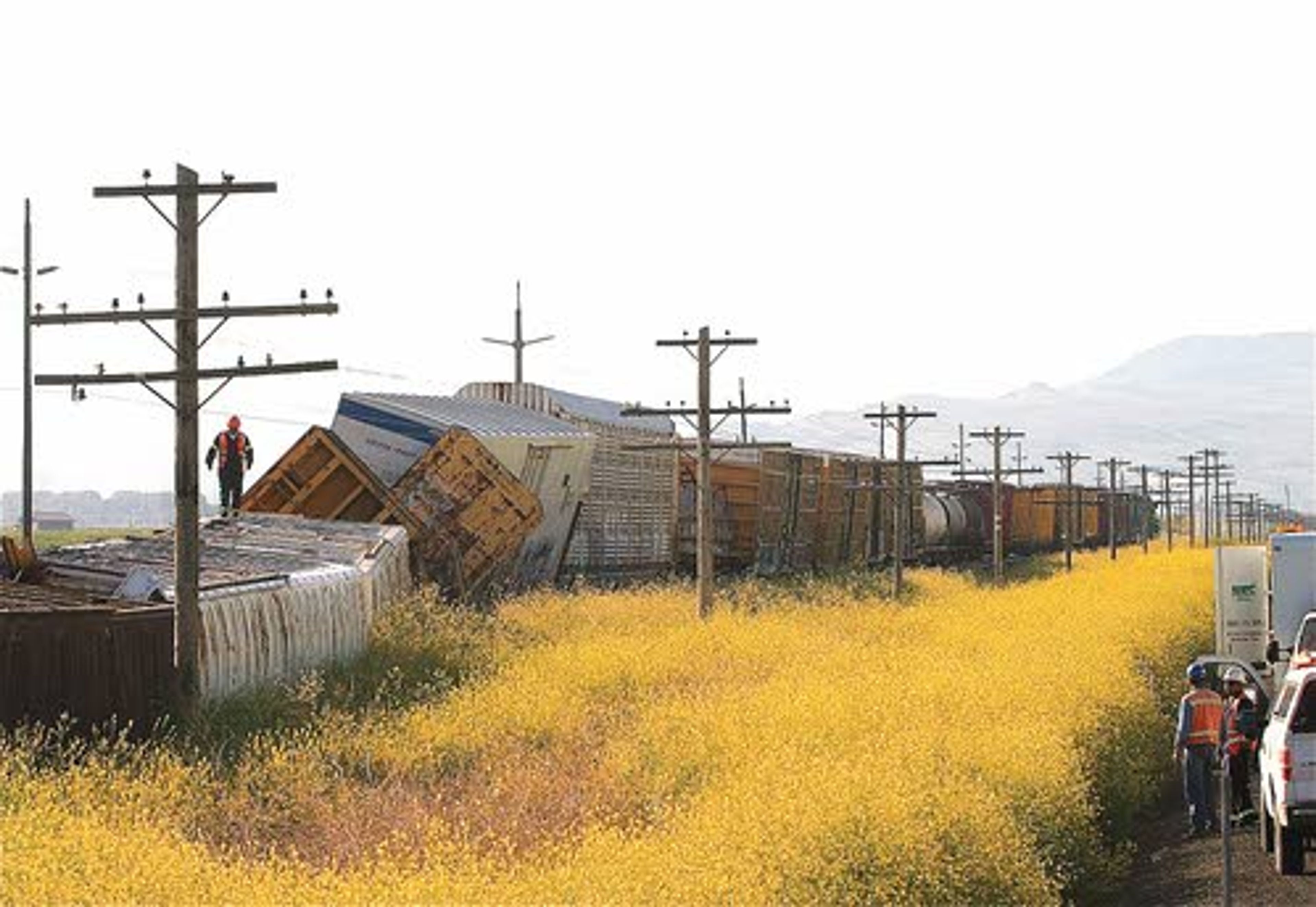 Train derails in Oregon; leak not hazardous