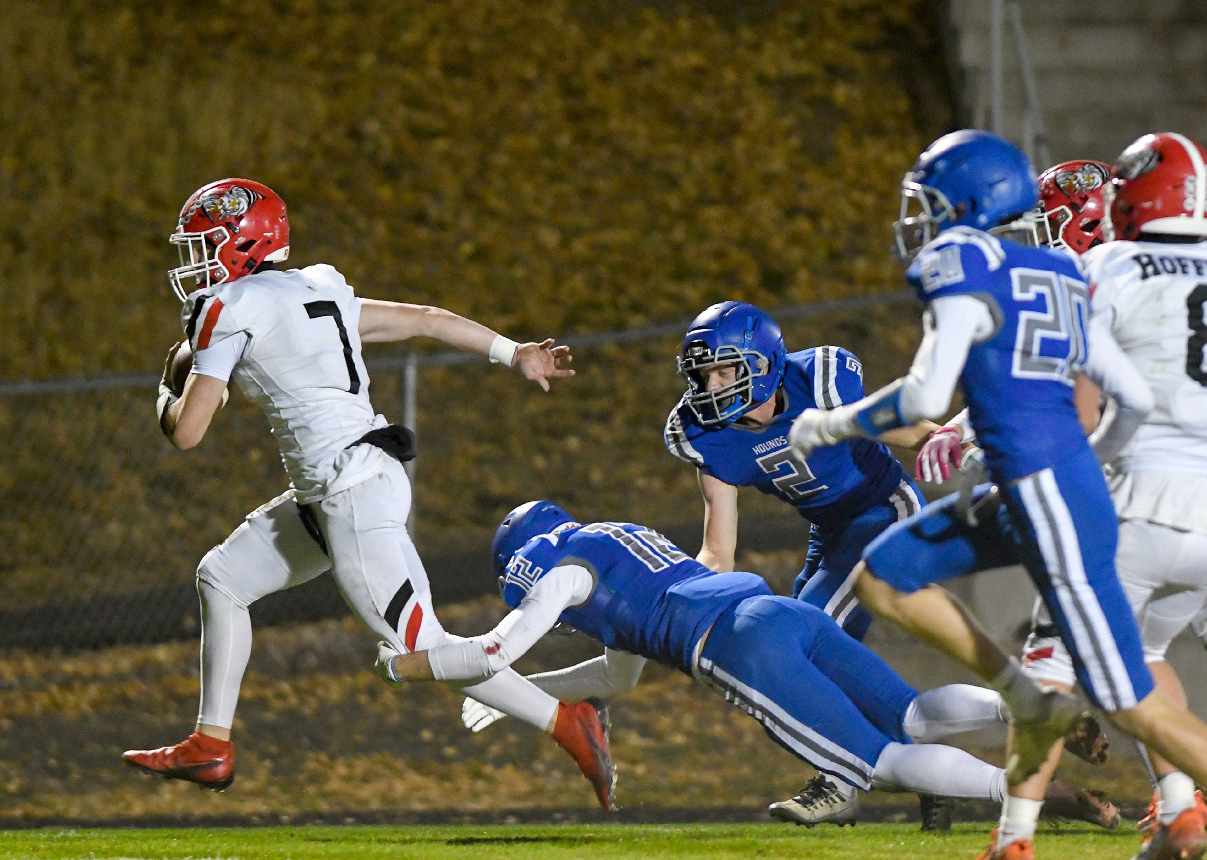 Clarkstons Hayden Line dodges a tackle attempt by Pullmans Hunter Recknagle in a breakaway play Friday in Pullman.,