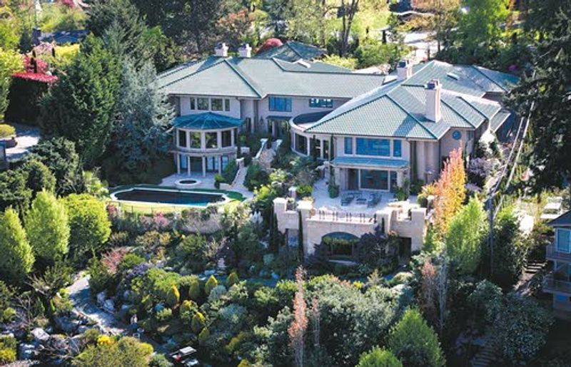 Mansion finally sells at bargain price