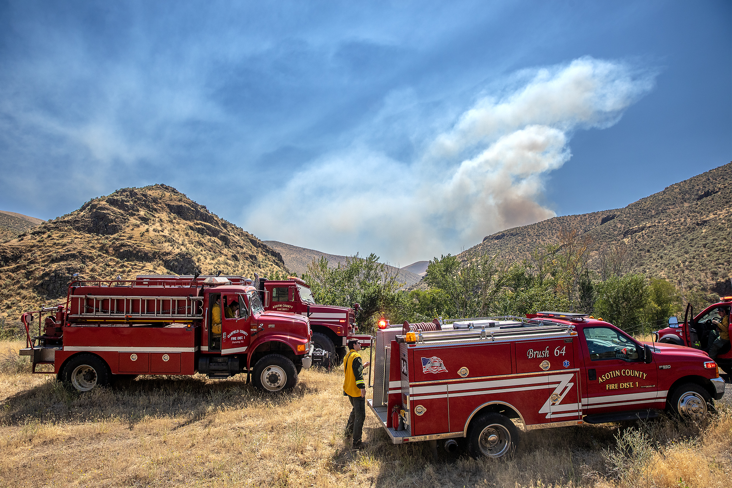 Brush Fire Engulfs Over 800 Acres in Pow Wah Kee Canyon, Threatening Homes and Crops