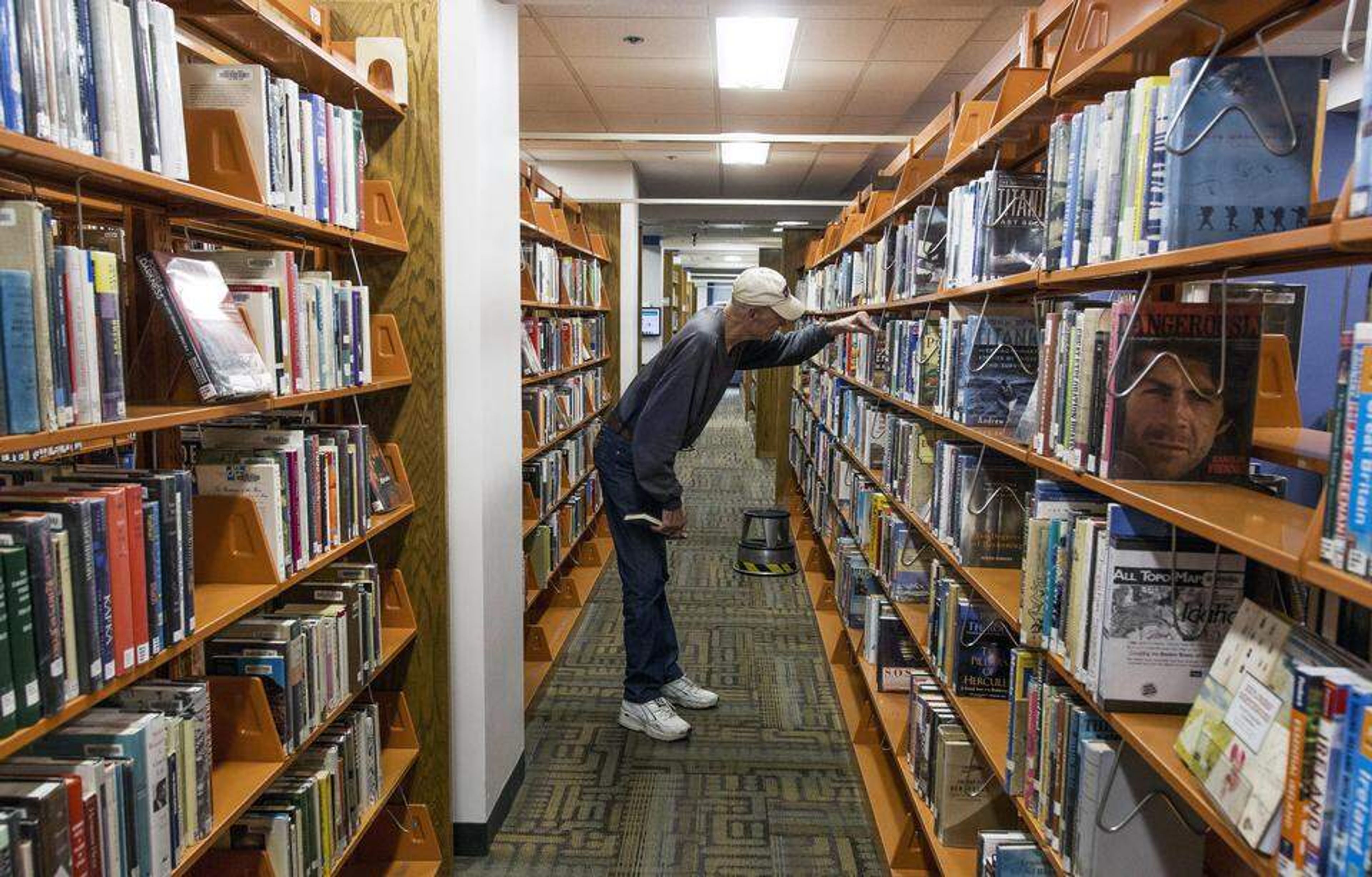 Jim Sprouls, Boise, browses for books about the Titanic at the public library in downtown Boise. Boise’s libraries are city-run and will fall under the purview of a new state law on hiring and firing authority over library directors. Darin Oswald doswald@idahostatesman.com

Read more at: https://www.idahostatesman.com/news/politics-government/state-politics/article315170762.html#storylink=cpy