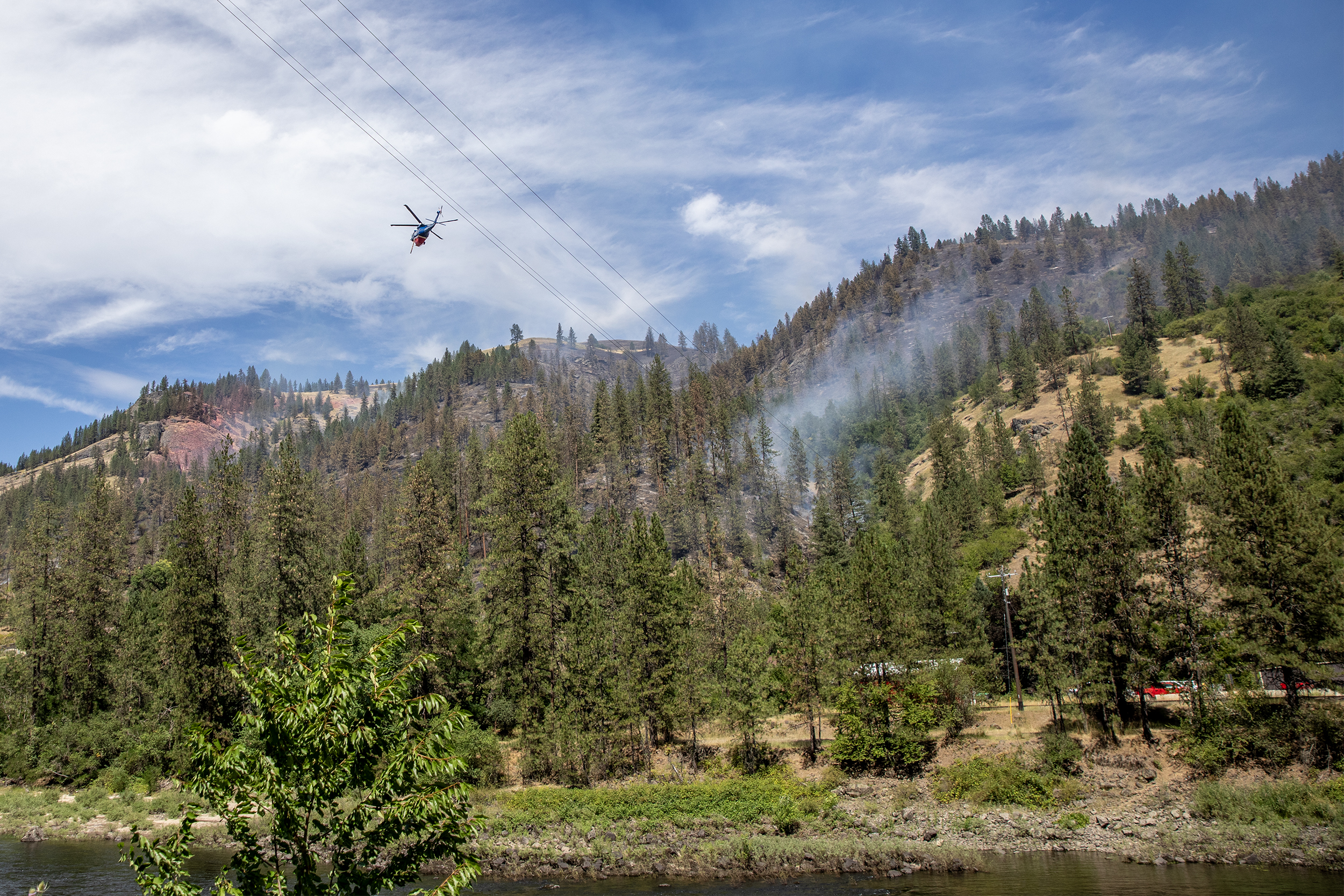 福山芳樹 FIRE BOMBER 2005 ELECTRIC FIRE 2007 Busy day along Clearwater River