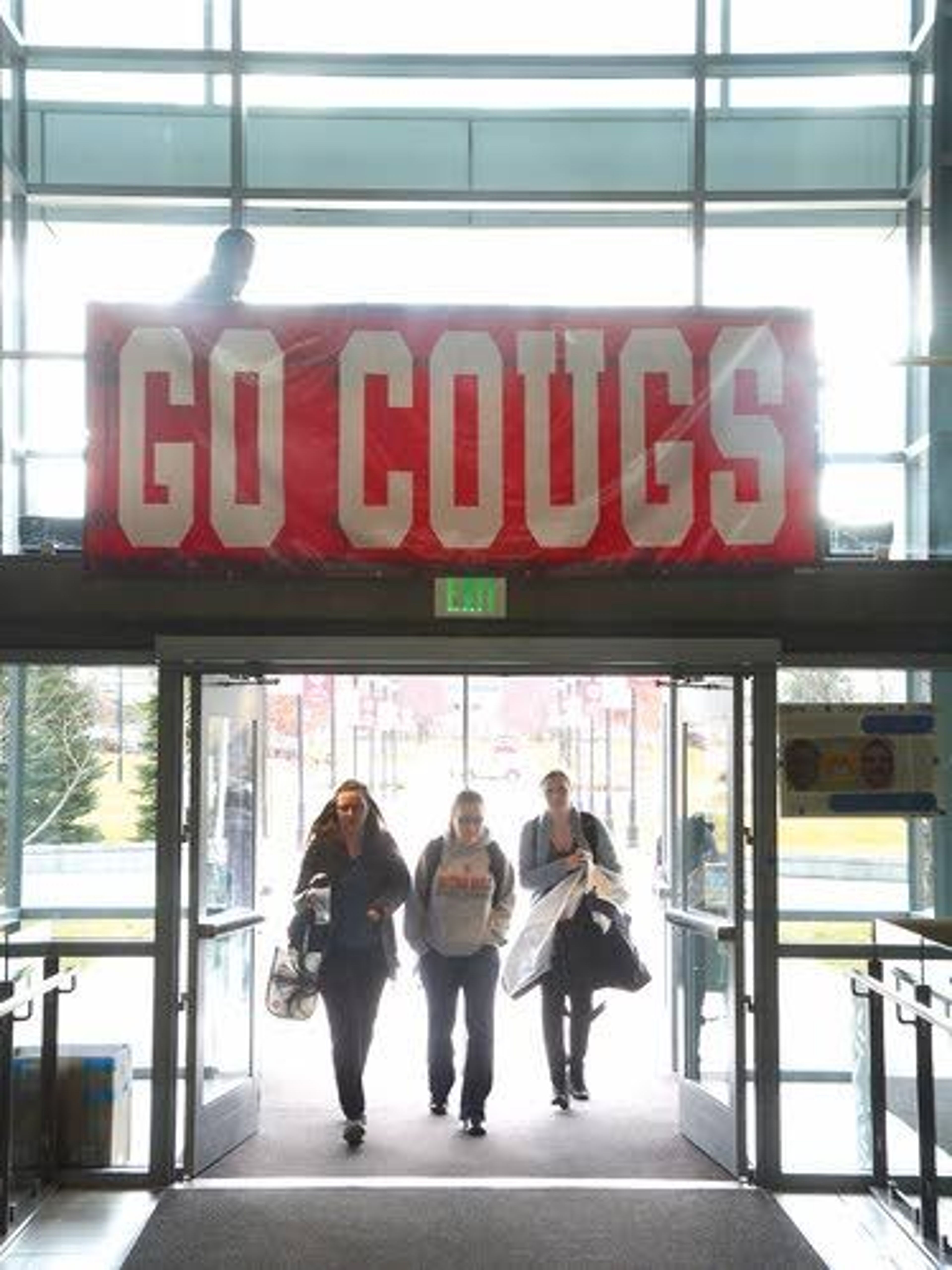 LEFT: Students are greeted at the Academic Center with a Go Cougs sign that adds some color to the all-academics atmosphere. BELOW: The buildings at Washington State University’s Elson S. Floyd College of Medicine are large and modern, with many bright spaces for students to spend quiet time on their work.