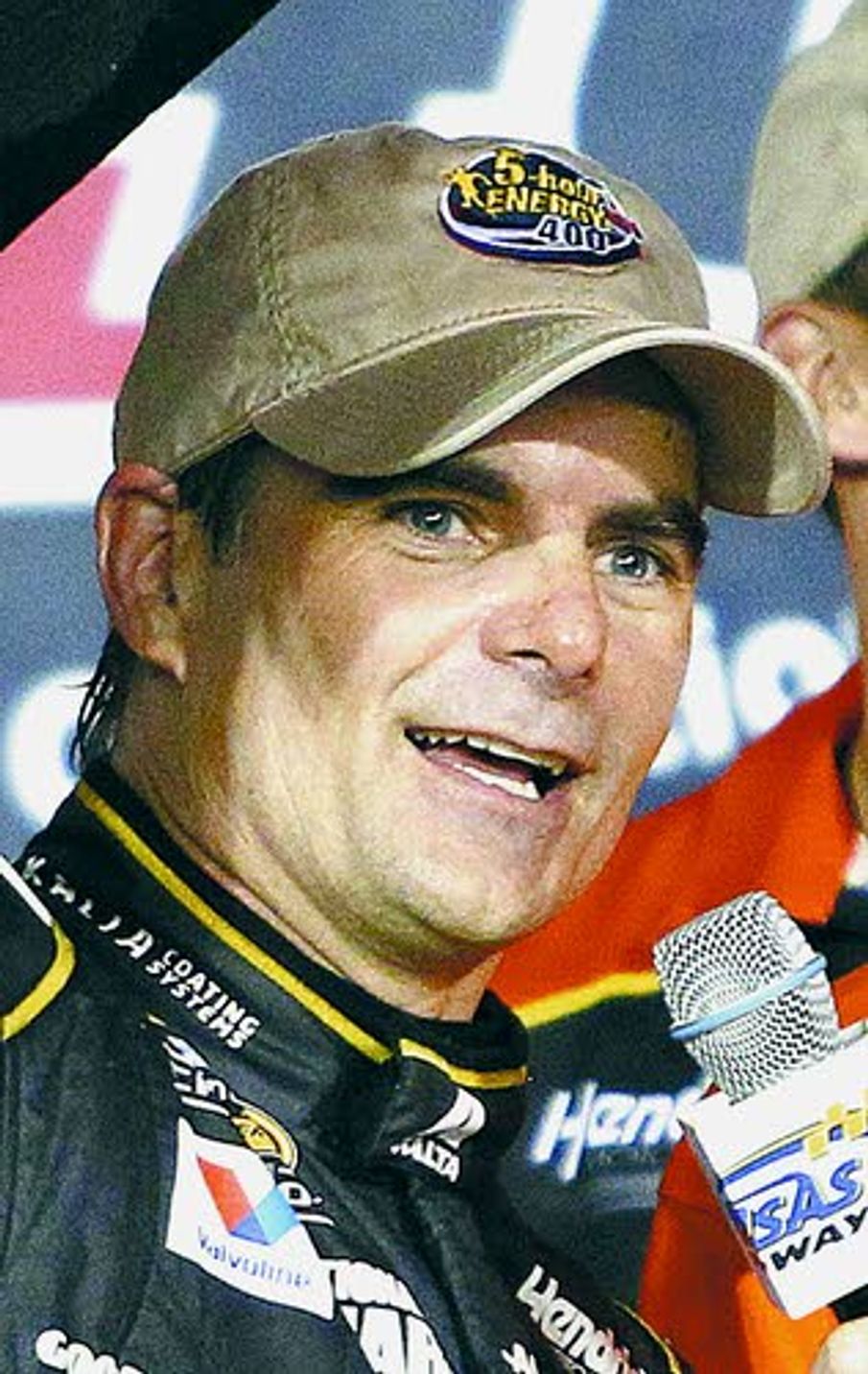 Gordon pulls away late for win at Kansas